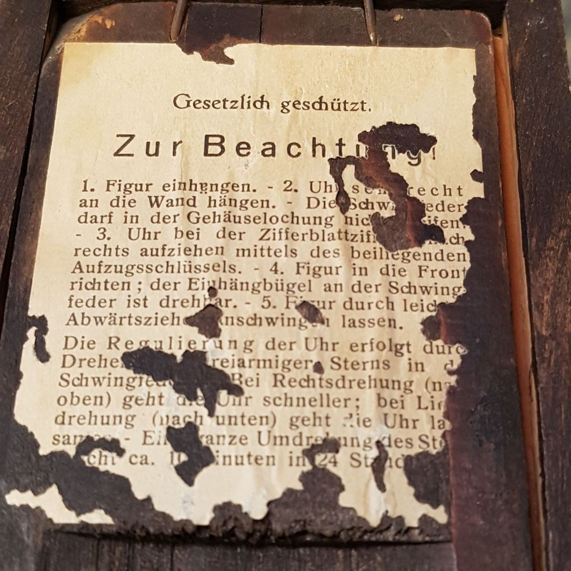 Schwarzwälder Kuckucksuhr, Celluloid-Figürchen, funktioniert u. ist datiert, mit Beschreibung - Bild 4 aus 6