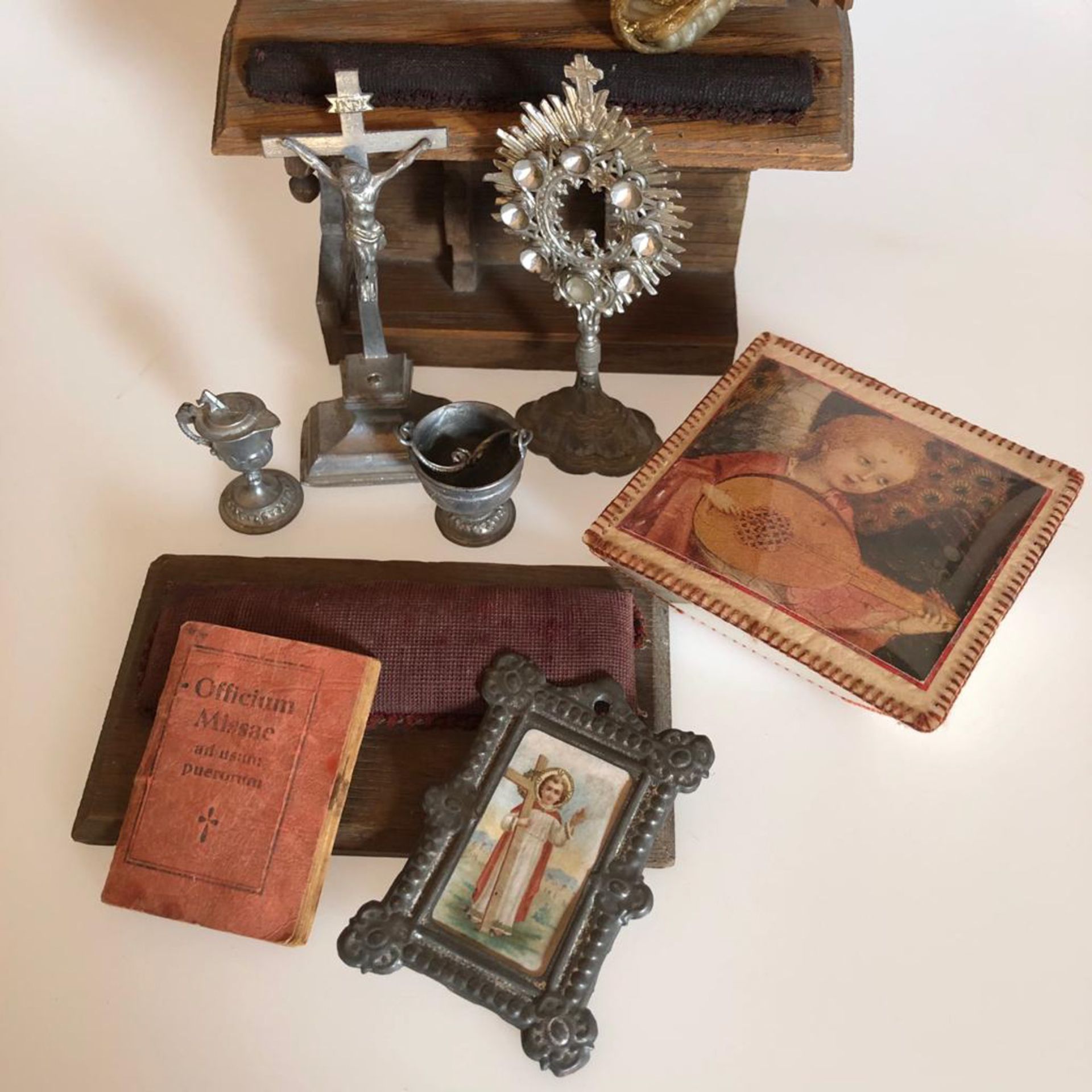 Puppenstuben-Altar (Kinderaltar), sehr schön und Heiligenbild, H: 27 cm, mit schönen Utensilien - Bild 2 aus 6