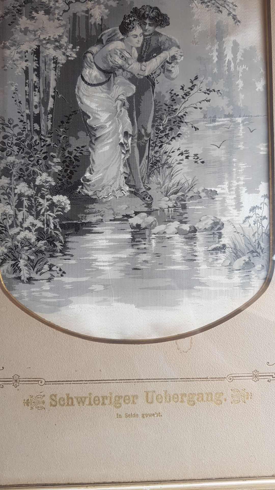 Seltenes Seiden - Bild, gewebt, 56 x 38,5 cm, "schwieriger Übergang ", um 1900 - Bild 3 aus 3