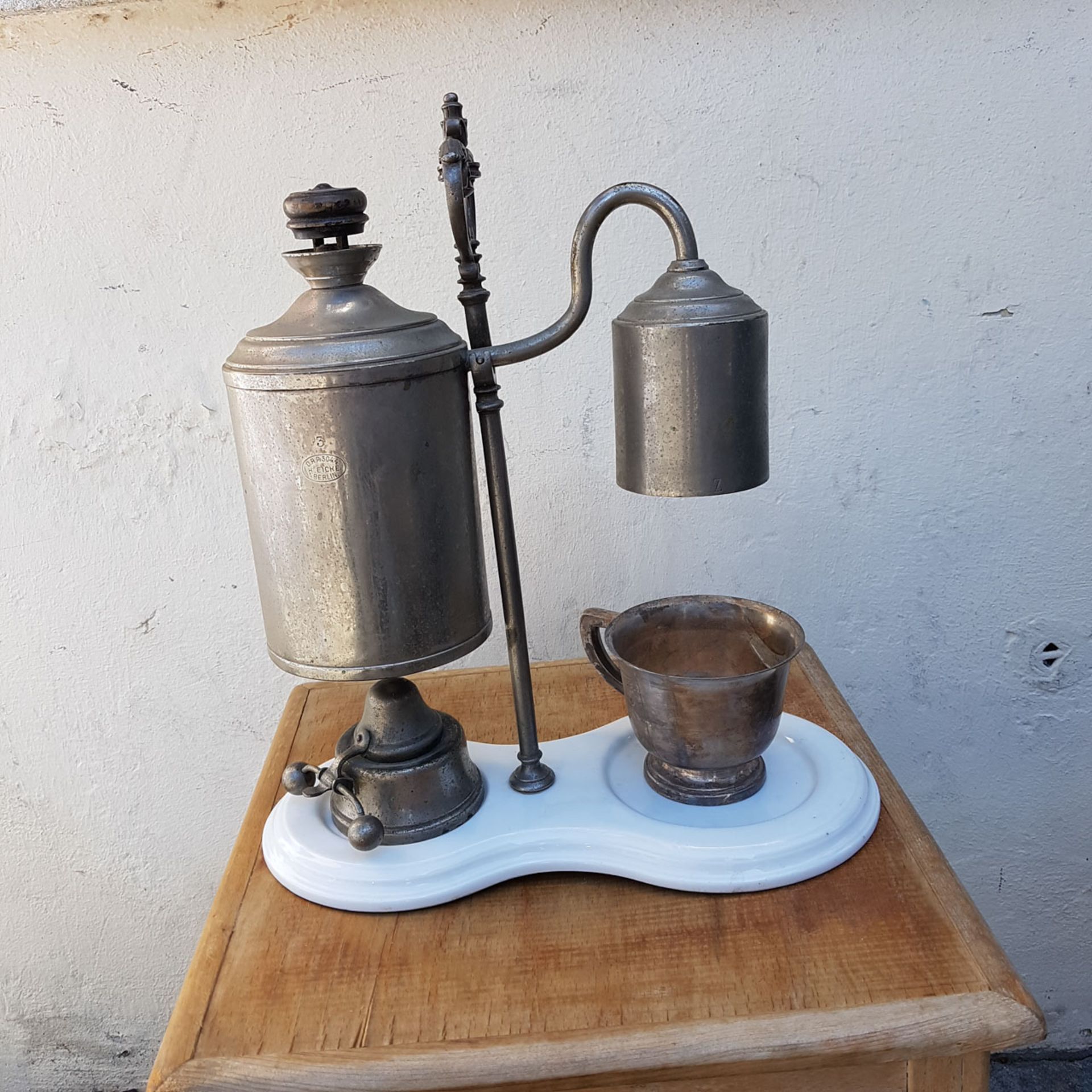 Museale Kaffeemaschine, uralt, H: 38 cm; Becher gehört ursprünglich nicht dazu, jedoch alt. - Bild 5 aus 6