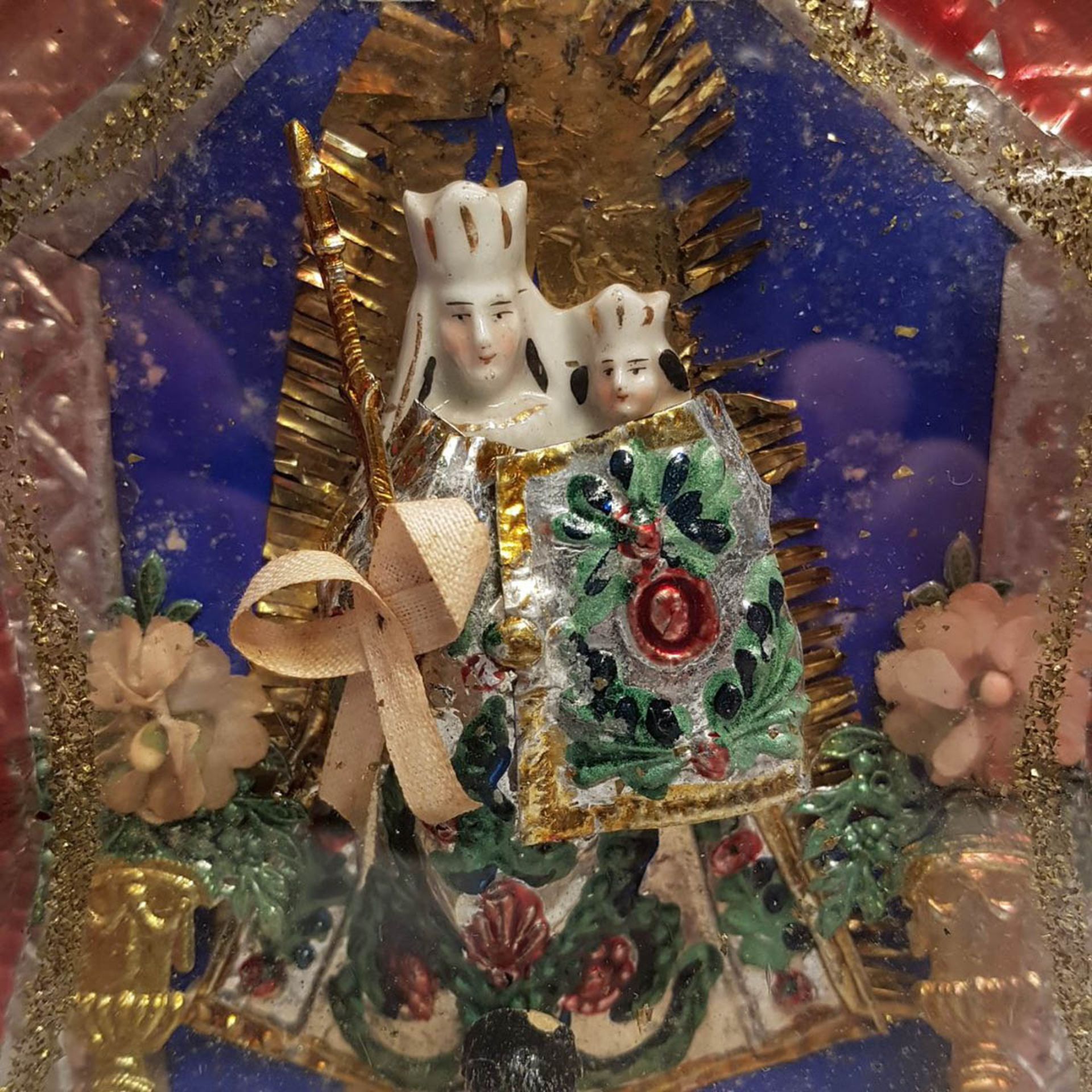 Klosterarbeit, Madonna m. Kind, reich orniert, Grösse: 13 x 19 cm; Glasrahmen