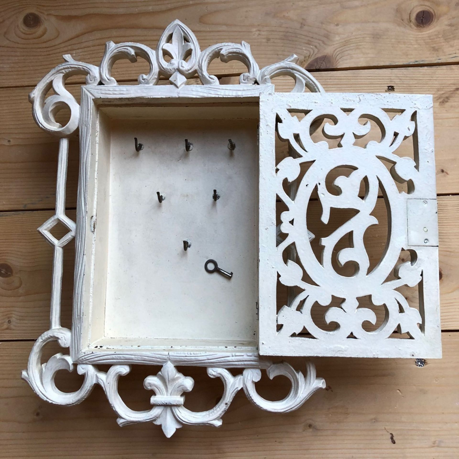 Holzschlüssel Kästchen weiss, 38 x 28 cm, reich beschnitzt, Jugendstil - Bild 2 aus 2