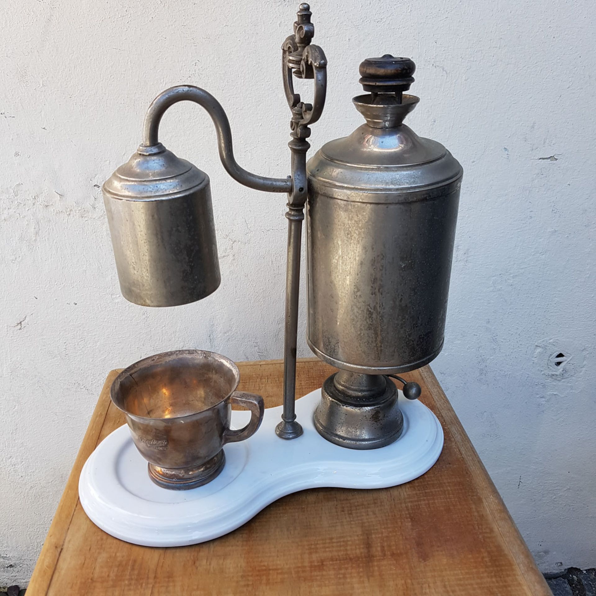 Museale Kaffeemaschine, uralt, H: 38 cm; Becher gehört ursprünglich nicht dazu, jedoch alt.