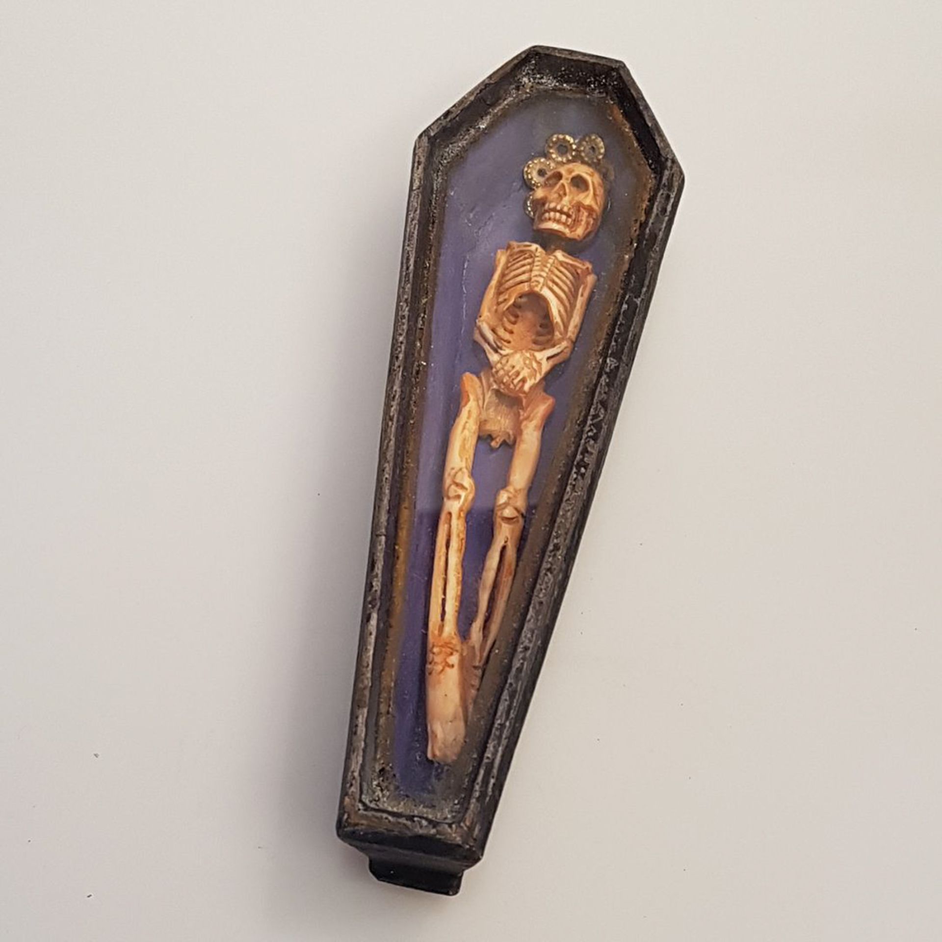 Skelett im Sarg, dat. 1857, L: 29 cm, Horn, Memento mori, selten/museal