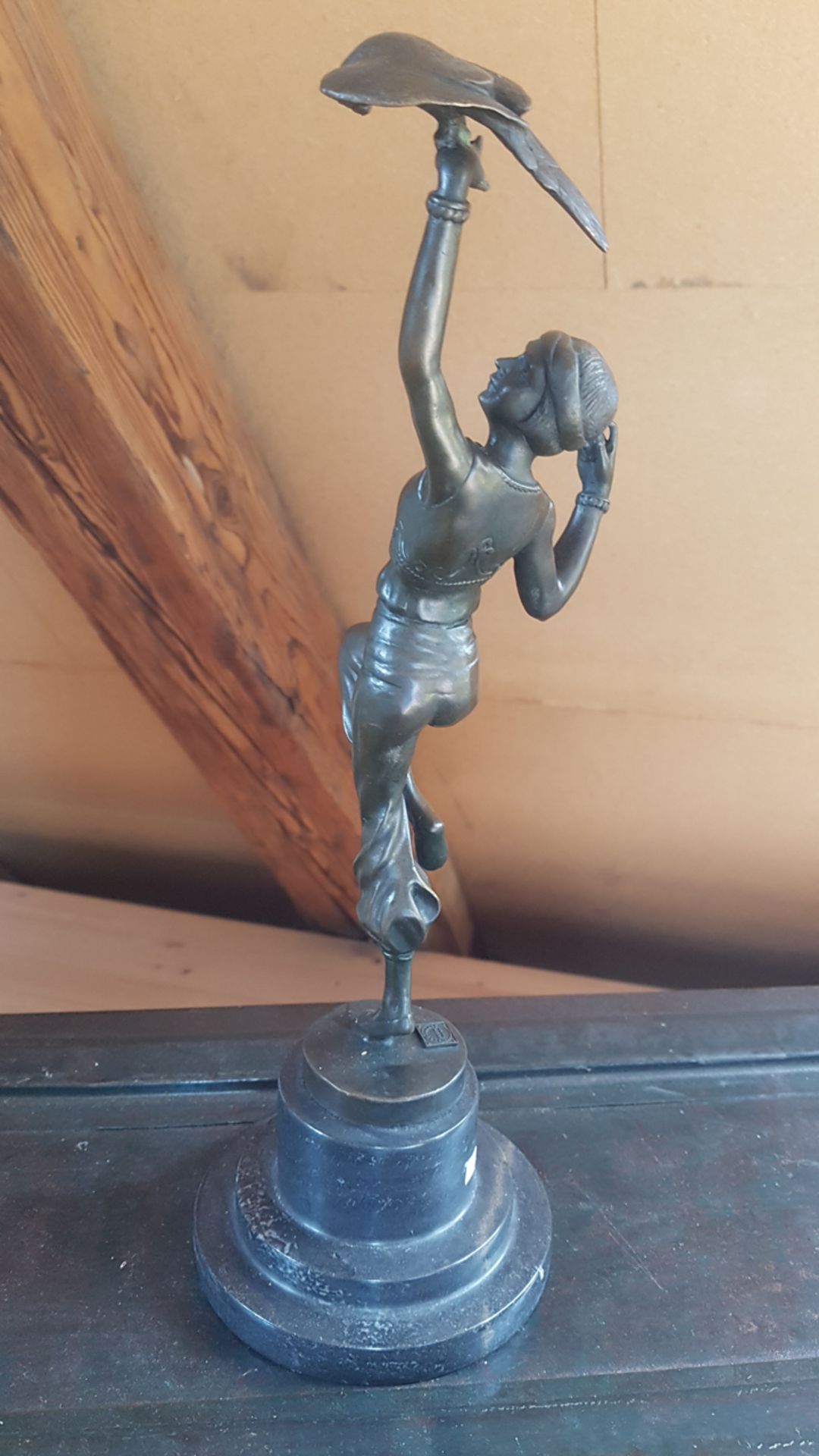 Grosse Bronze Frau Vogel, H: 39 cm, Marmorsockel, signiert, wohl Jugendstil - Bild 2 aus 6