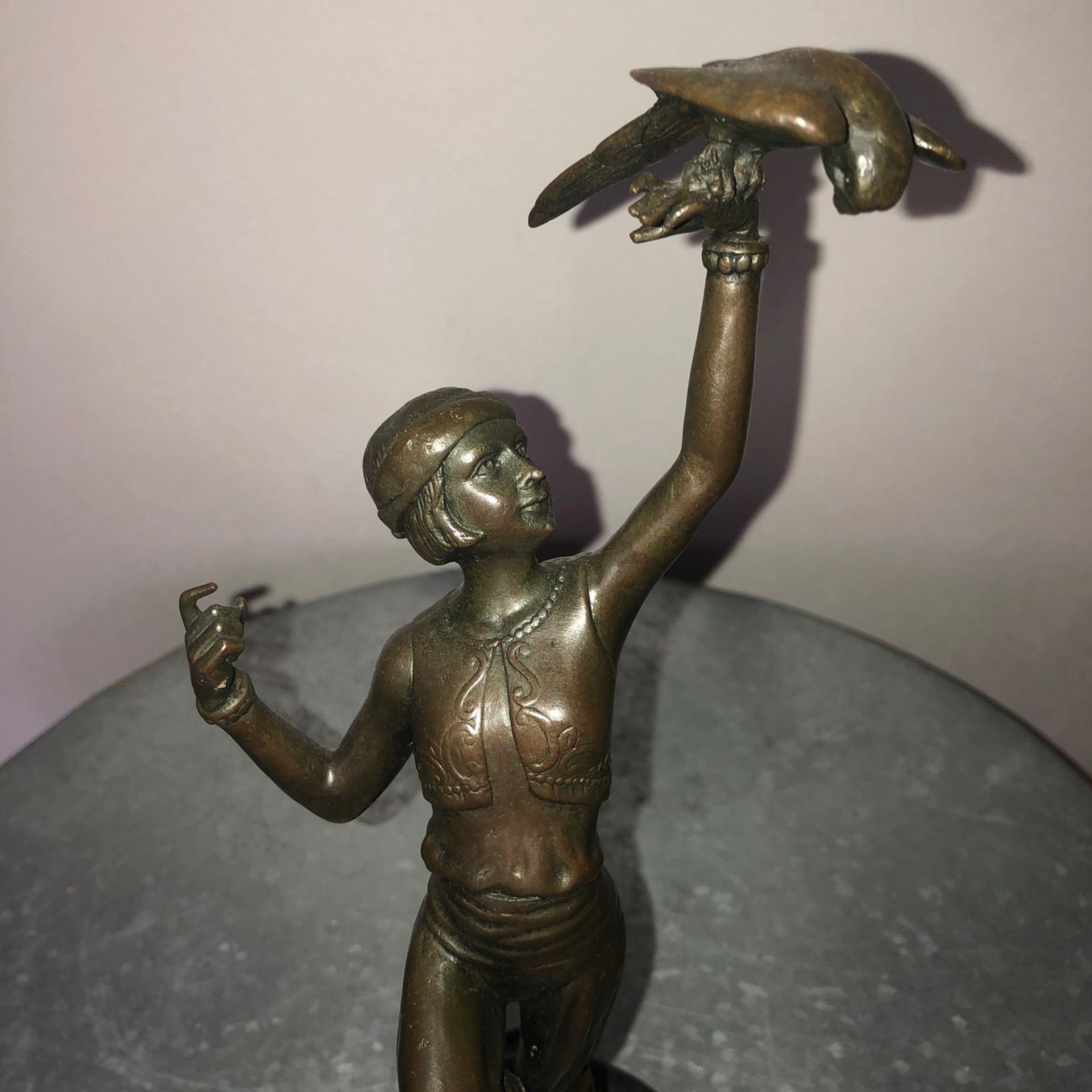 Grosse Bronze Frau Vogel, H: 39 cm, Marmorsockel, signiert, wohl Jugendstil - Bild 3 aus 6