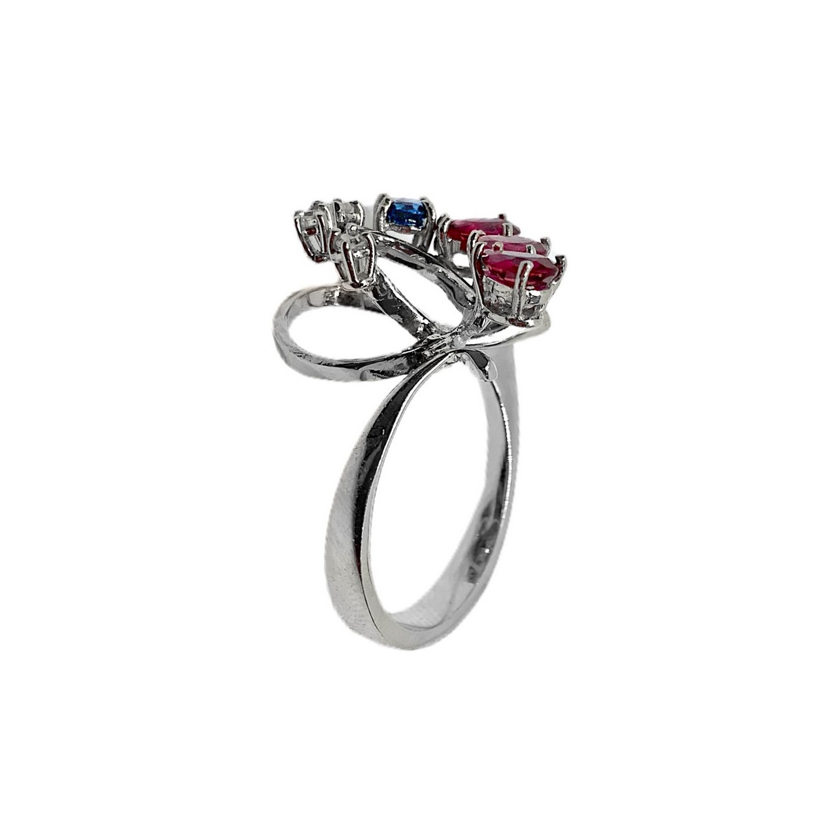 White gold ring with 3 rubies, 1 blue sapphire and 3 brilliants - Image 4 of 5