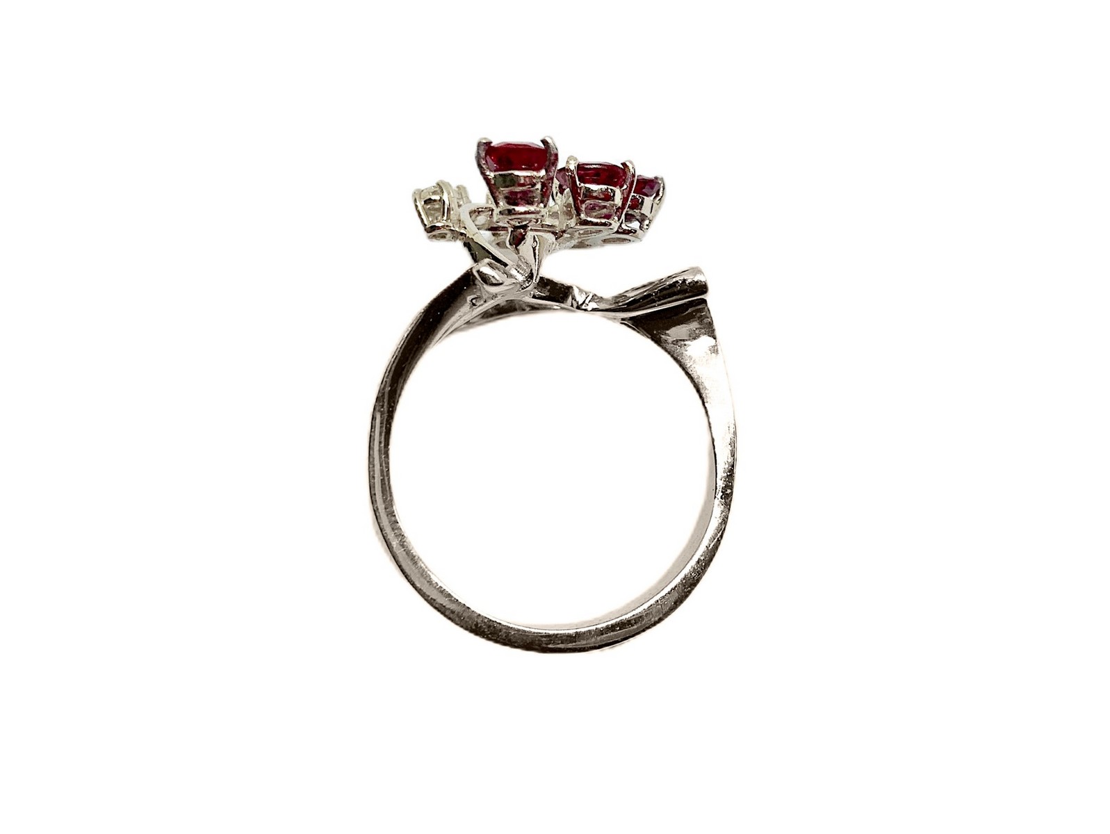 White gold ring with 3 rubies, 1 blue sapphire and 3 brilliants - Image 2 of 5