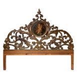 Headboard in gilded wood carved with large acanthus leaves with central round bearing the sacred ima