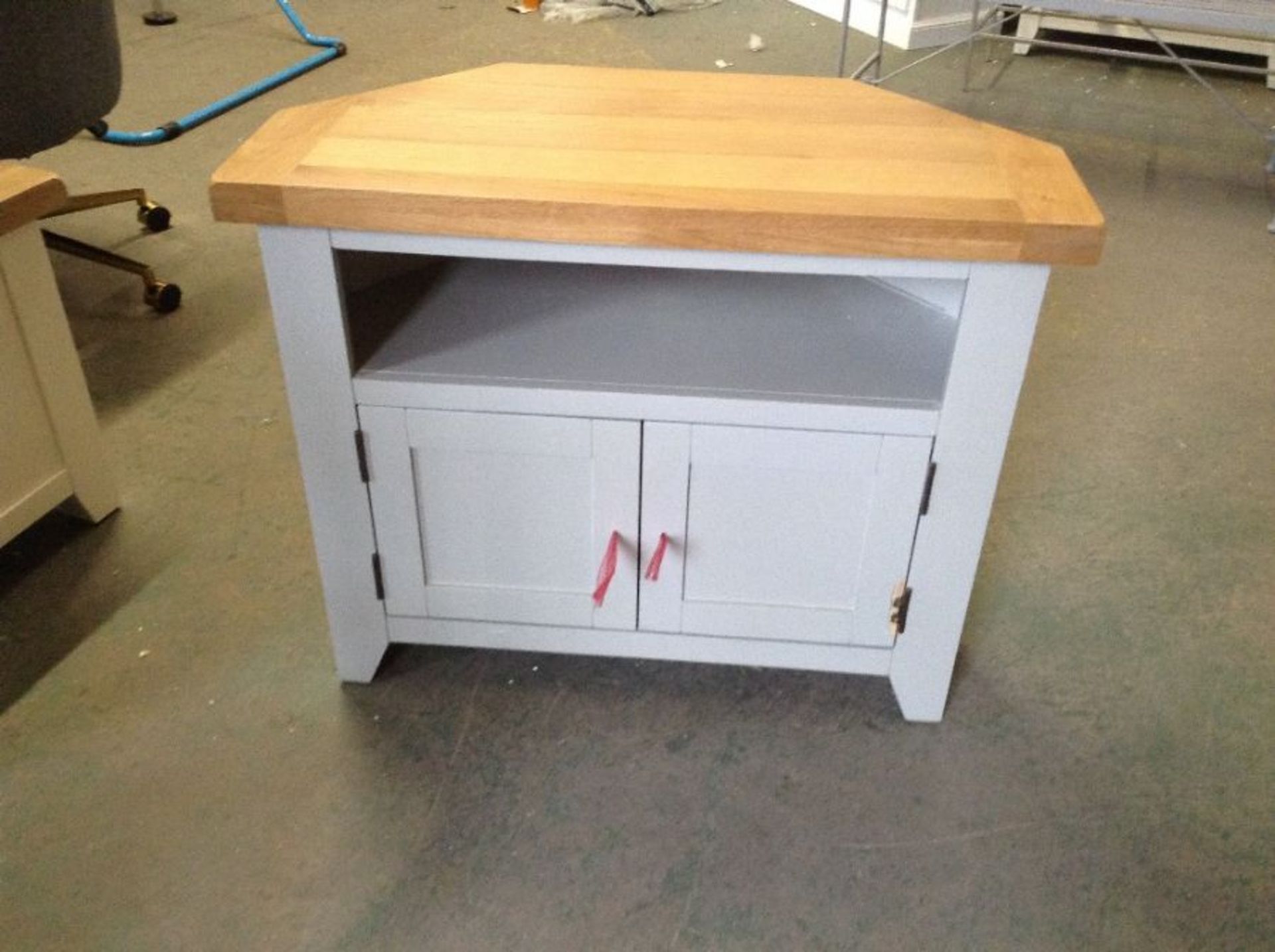 HAMPSHIRE GREY PAINTED & OAK CORNER TV UNIT (DAMAG