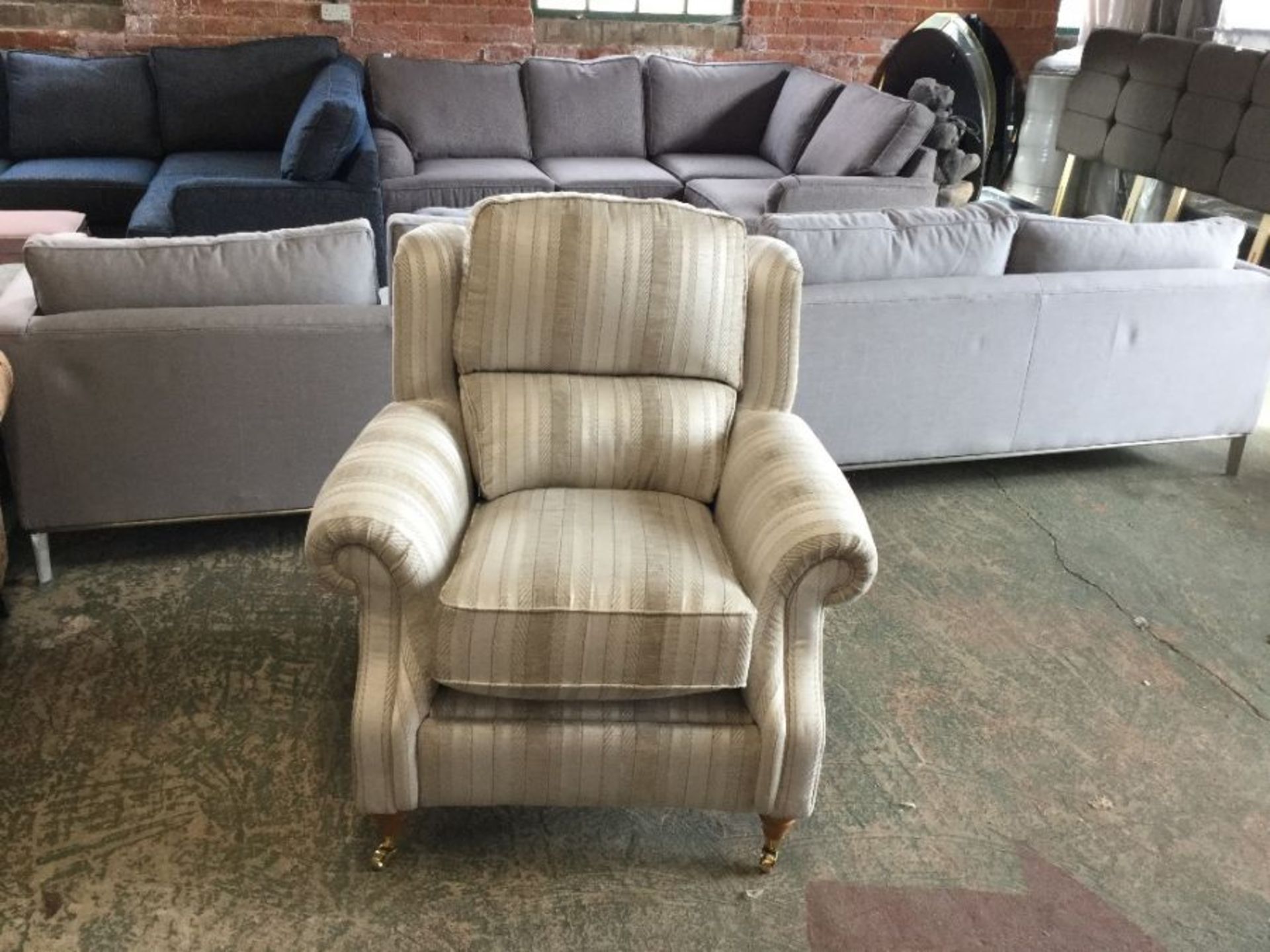 CREAM FABRIC ELECTRIC RECLINING CHAIR (P-14 W01130