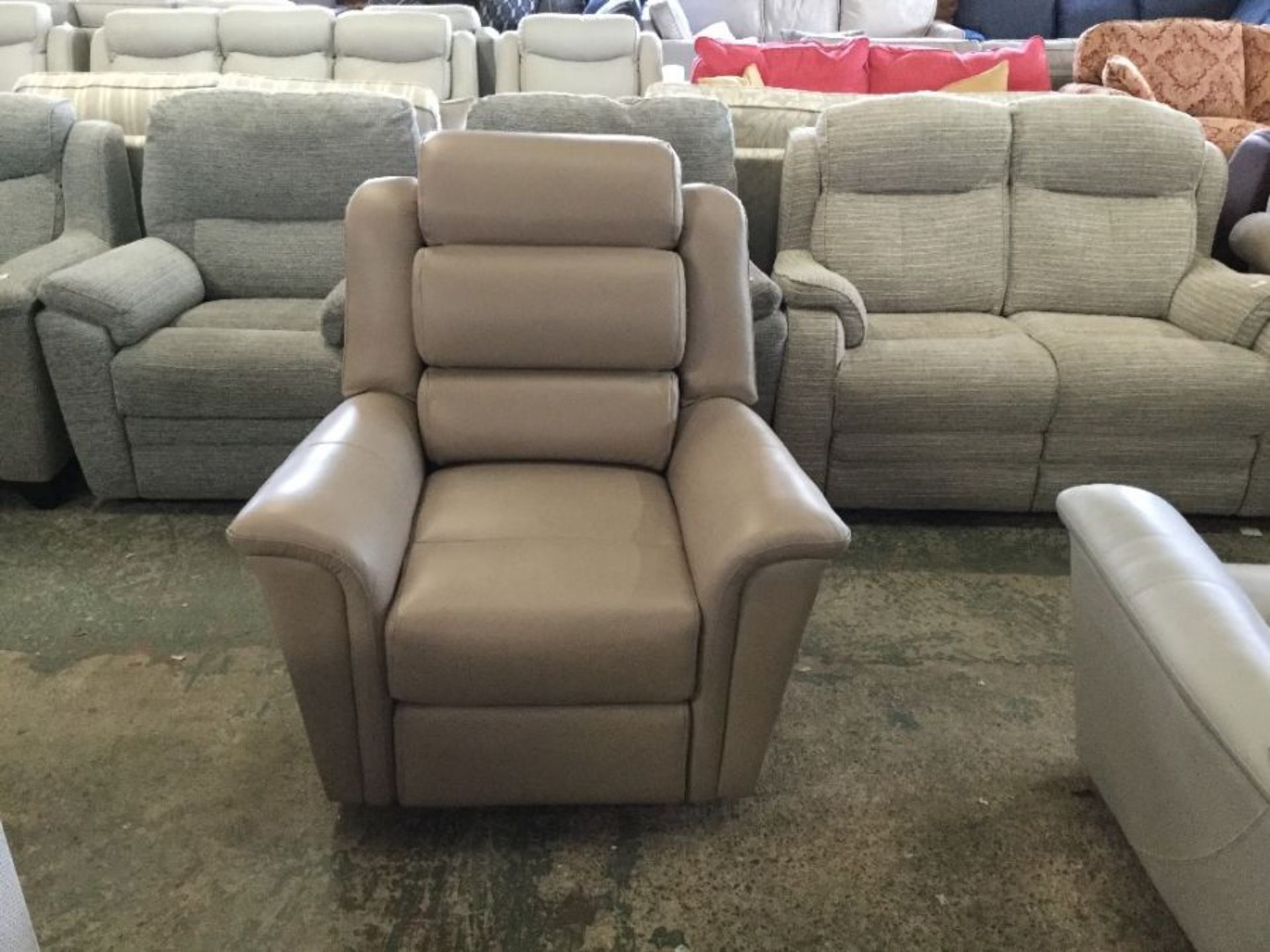 BEIGE LEATHER CHAIR (P-14 W01119579)