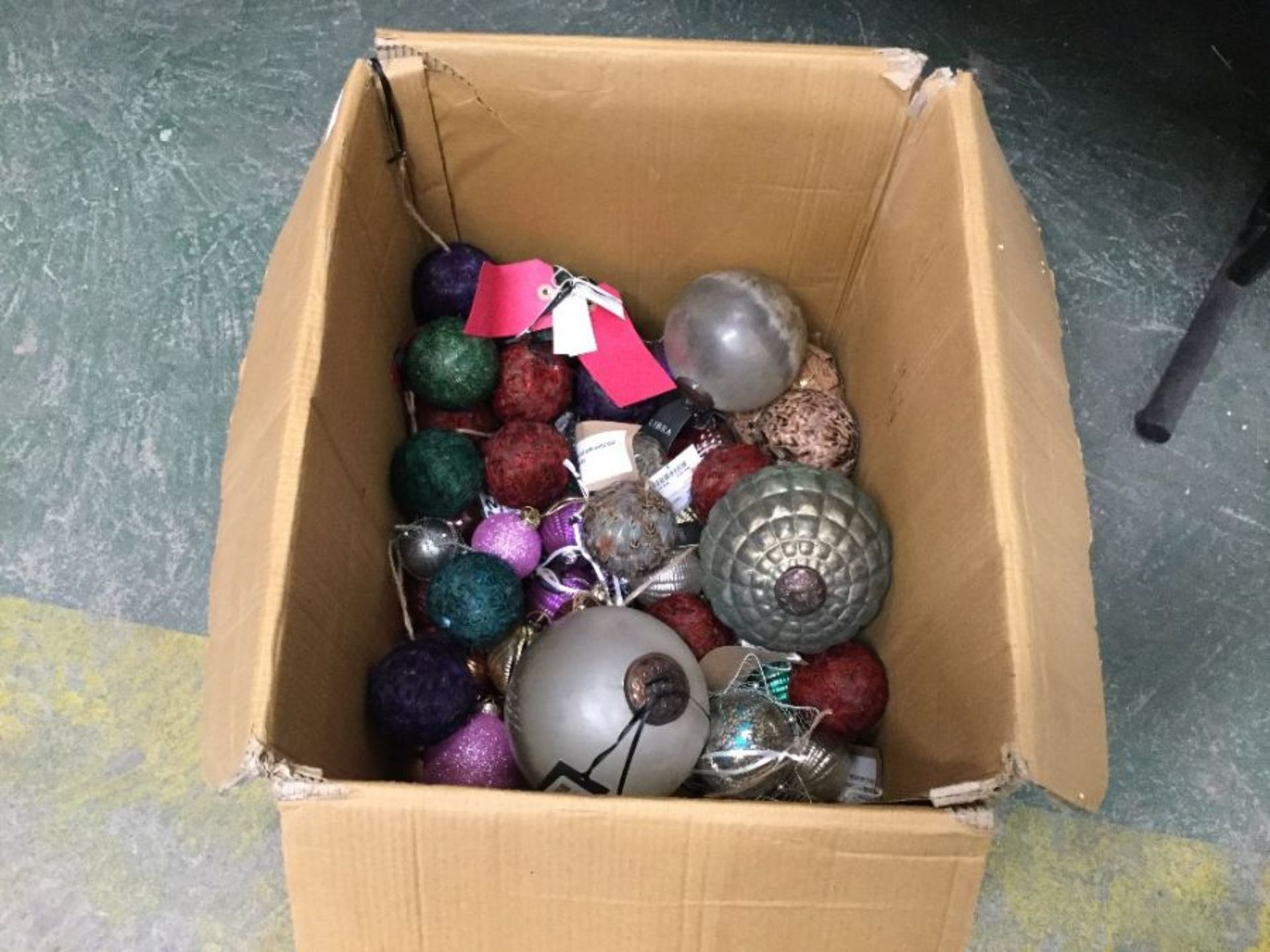 BOX OF ASSORTED BAUBLES