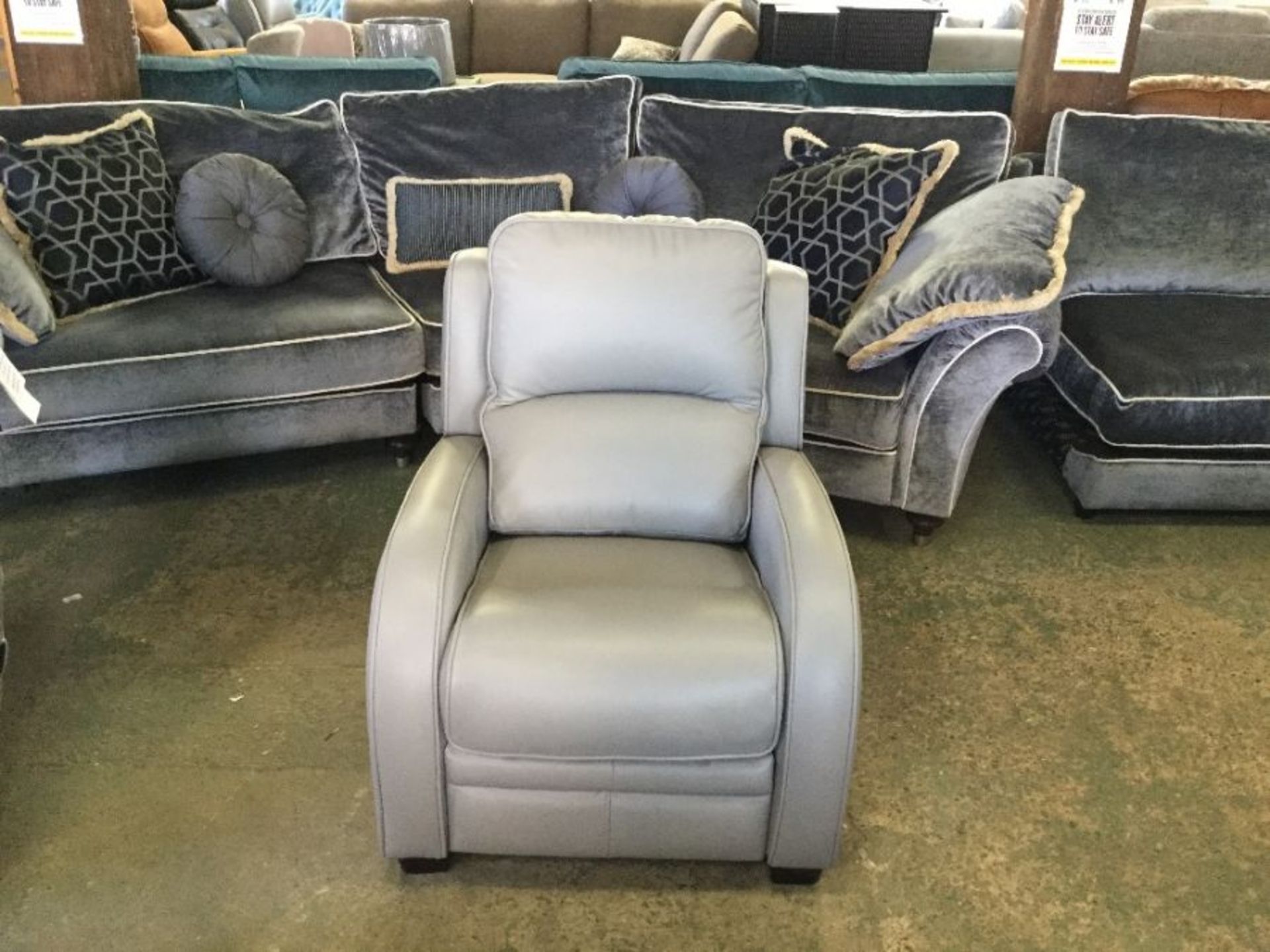 GREY LEATHER RECLINING CHAIR (P20- W01192035)