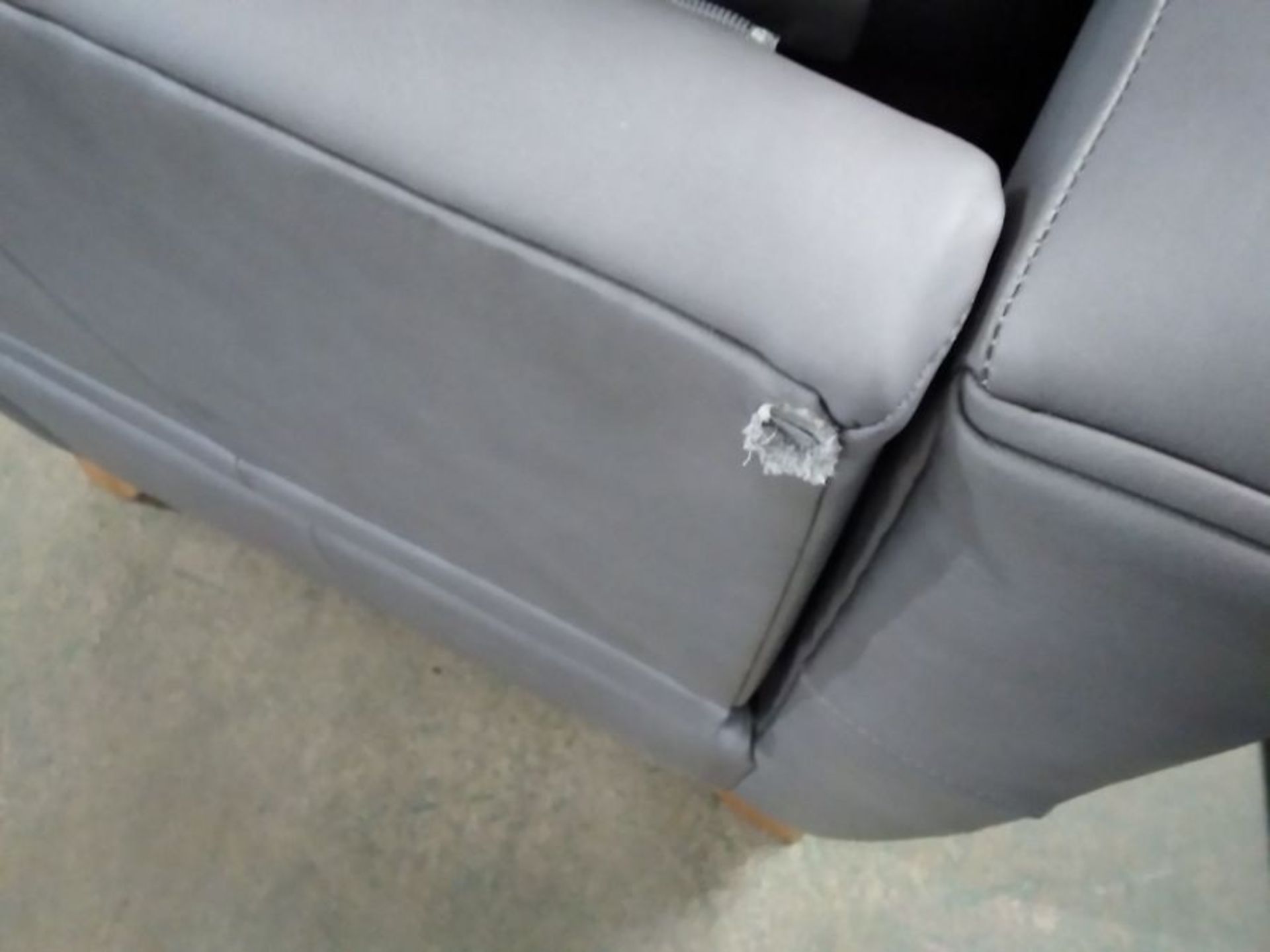 GREY LEATHER 2 SEATER SOFA & 2X ELECTRIC RECLINING - Image 2 of 3