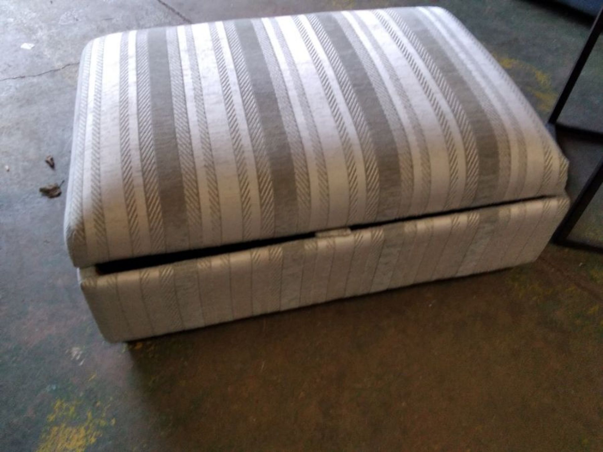 SILVER AND GREY STORAGE FOOTSTOOL (DAMAGED)(TROO27