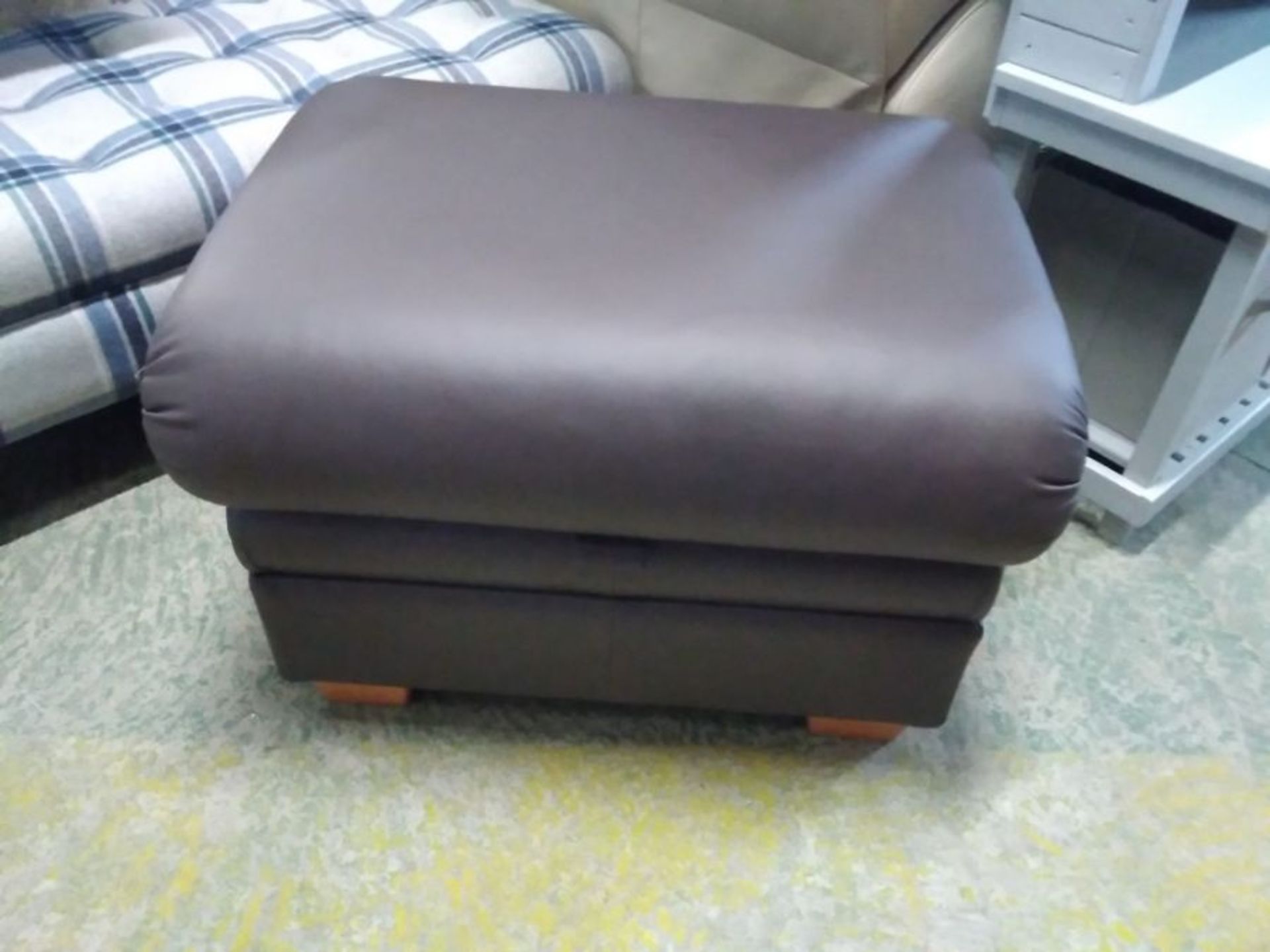 BROWN LEATHER STORAGE FOOTSTOOL (TROO2906-WO126032