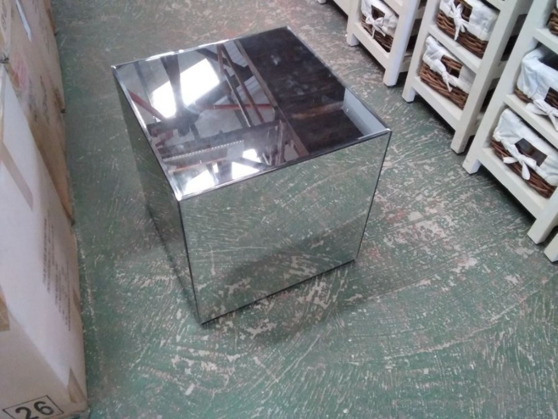 MIRRORED CUBE (BOXED NOT CHECKED)