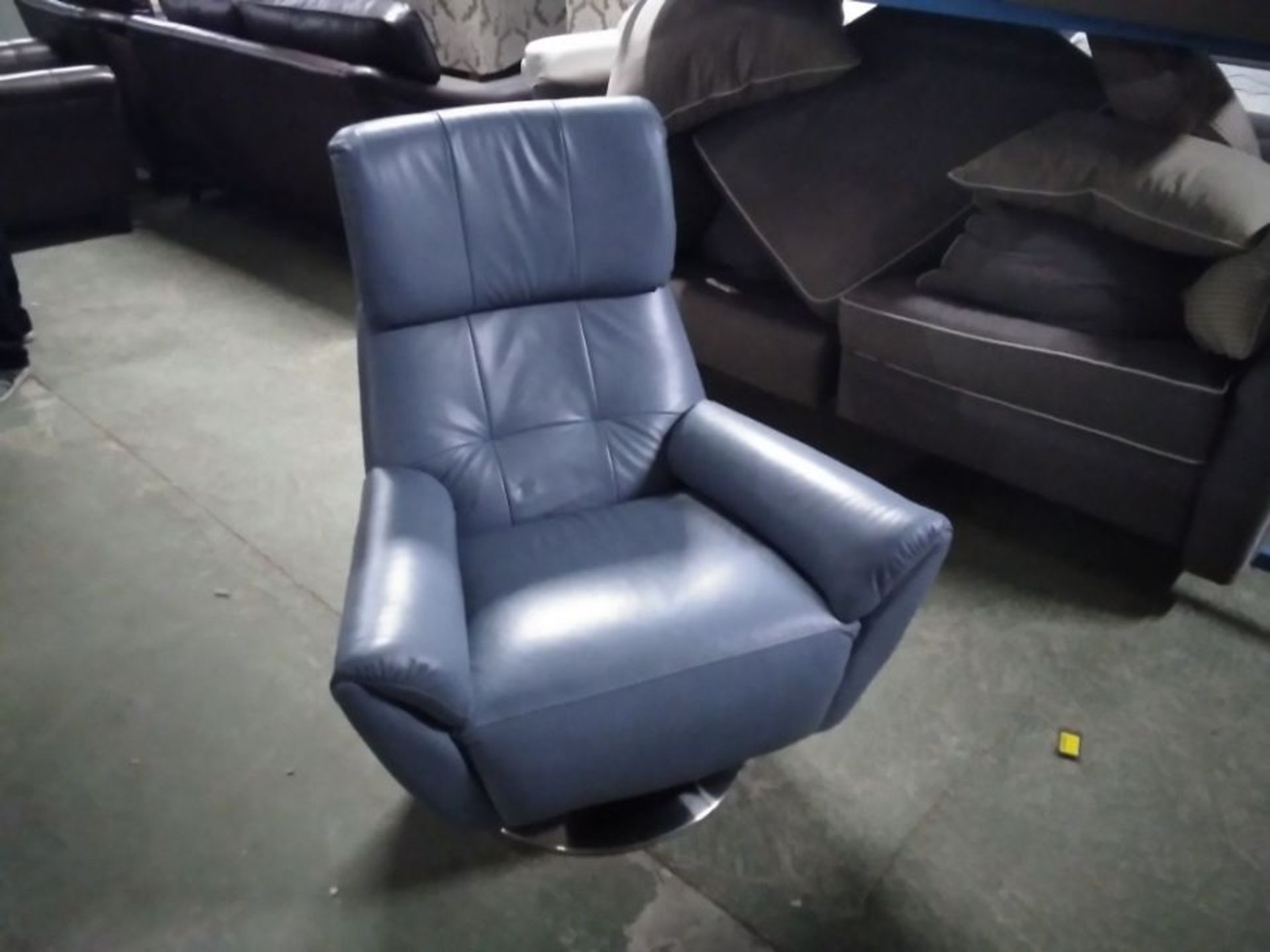 BLUE LEATHER SWIVELLING CHAIR (TROO2823-WO1255656)