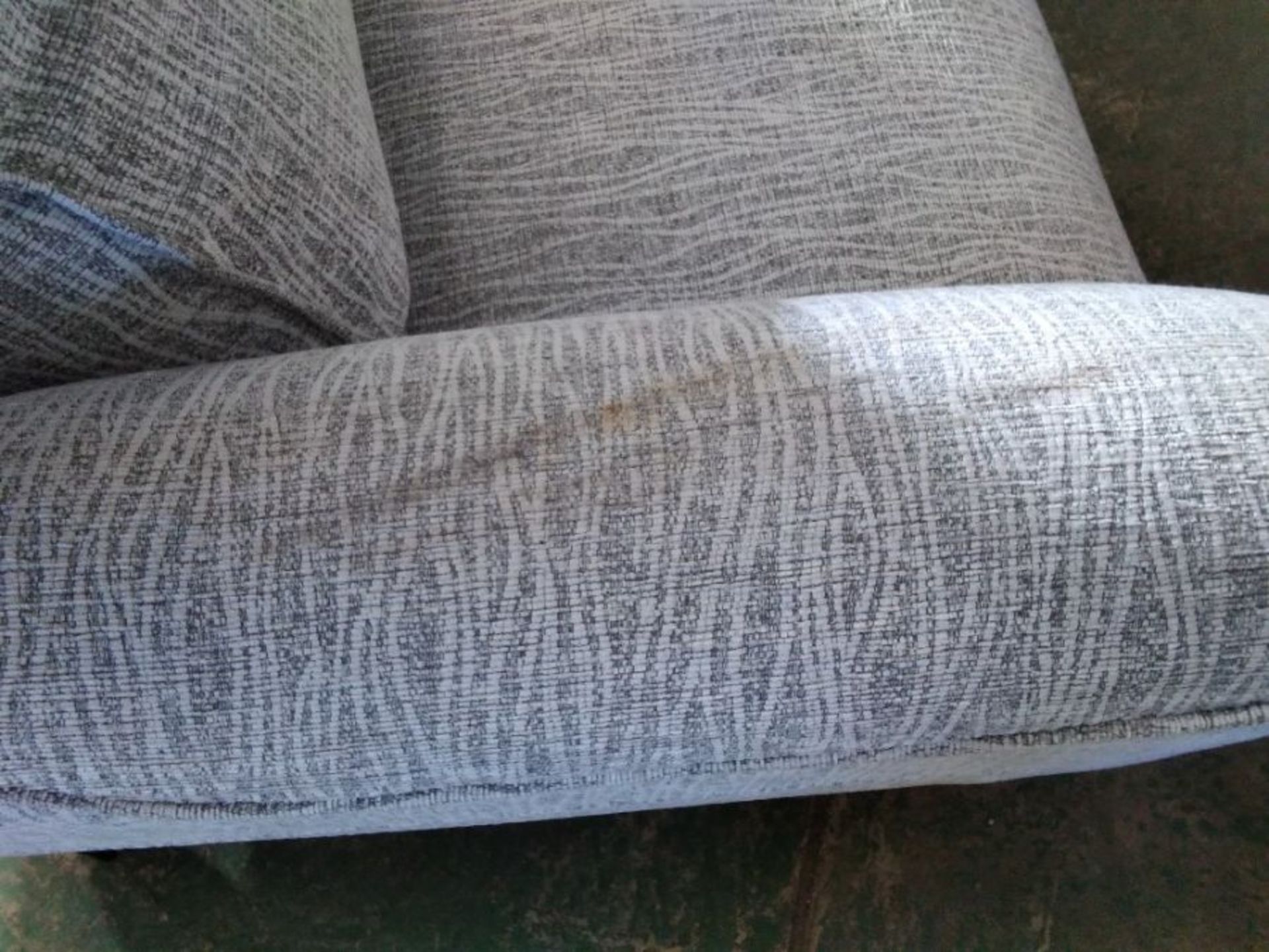 GREY PATTERNED ELECTRIC RECLINING 3 SEATER (MARKED - Image 3 of 3
