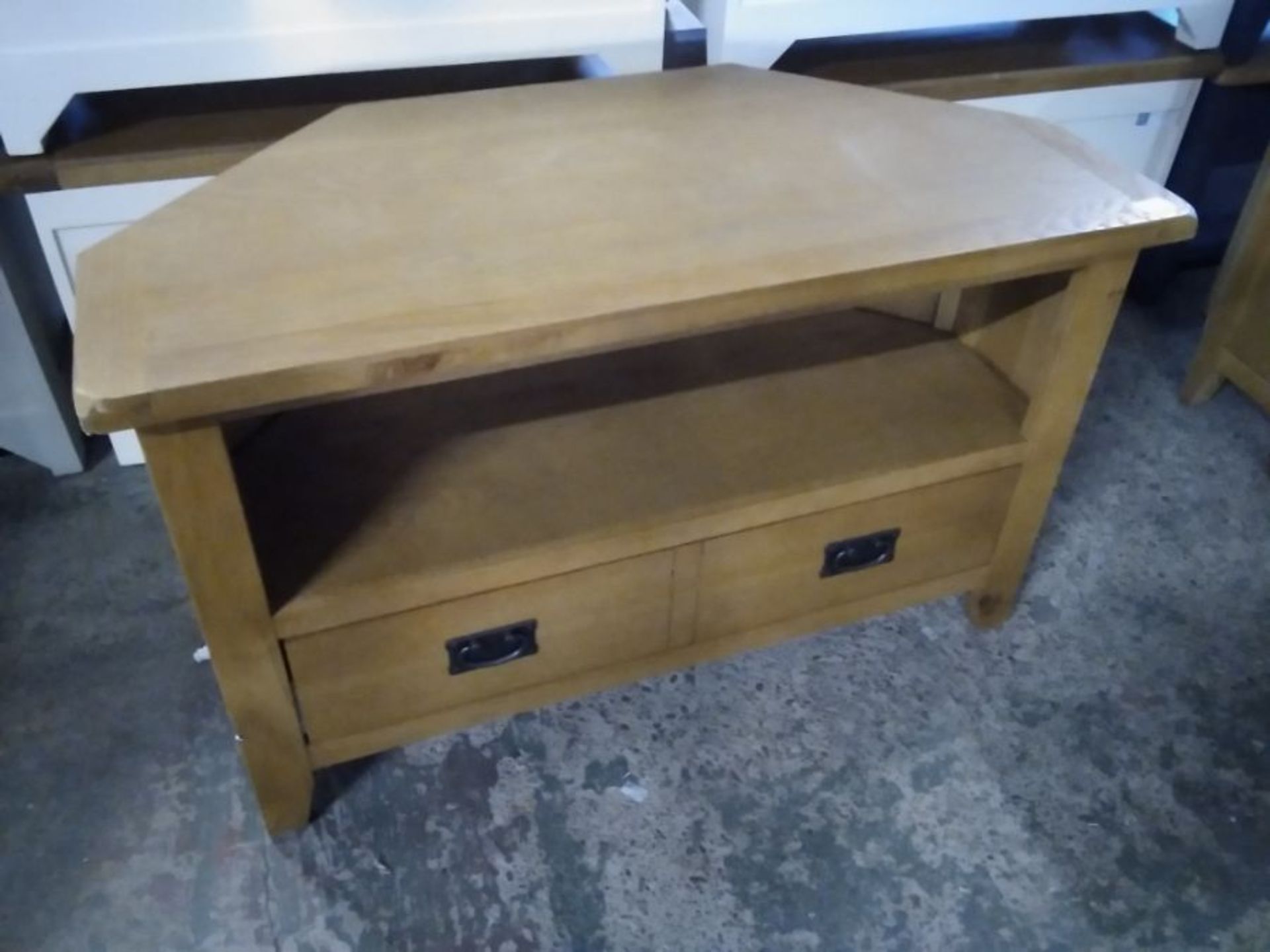 CHESTER OAK CORNER TV UNIT (DAMAGED)