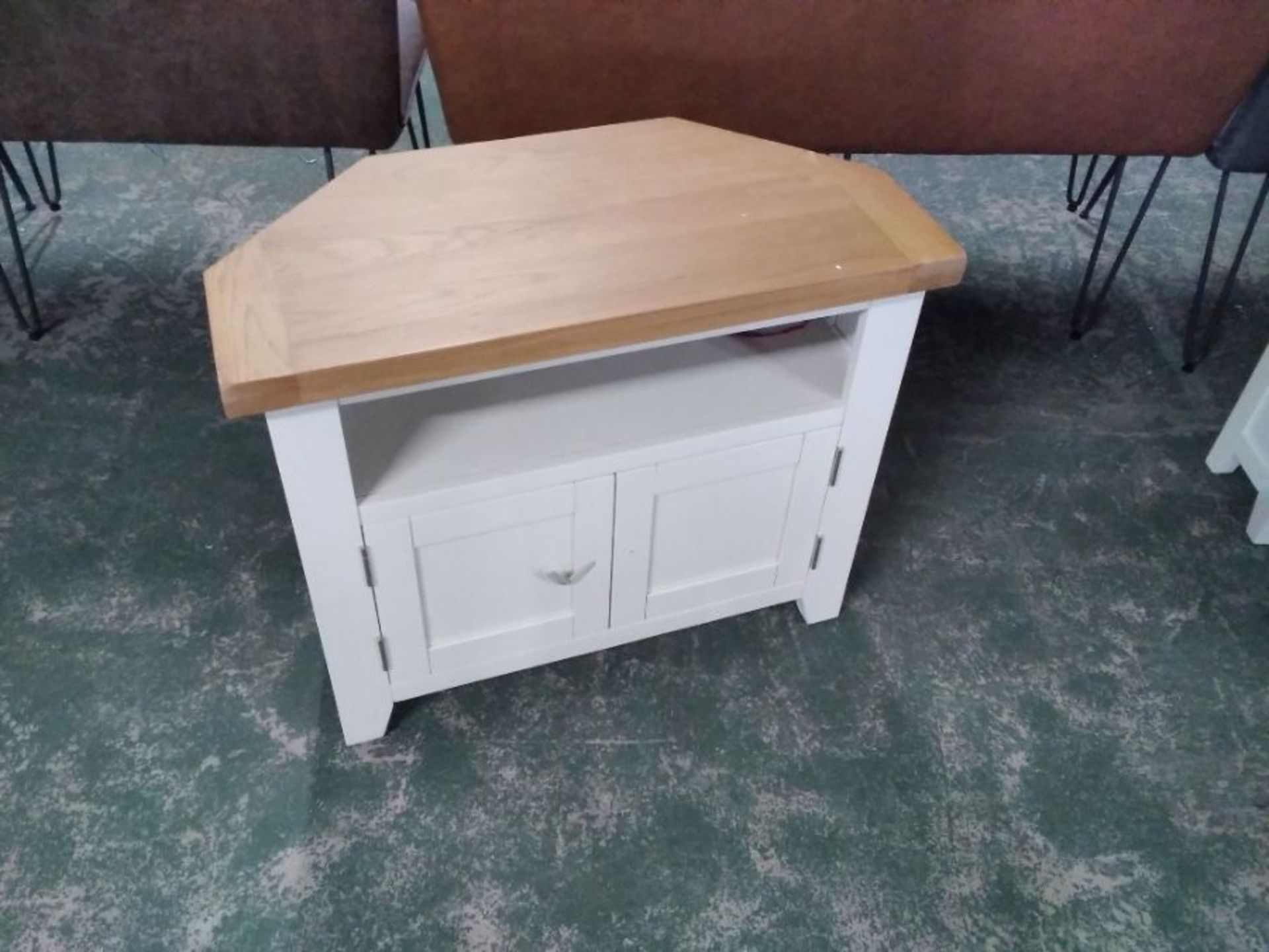 HAMPSHIRE IVORY PAINTED OAK CORNER TV UNIT (DAMAGE