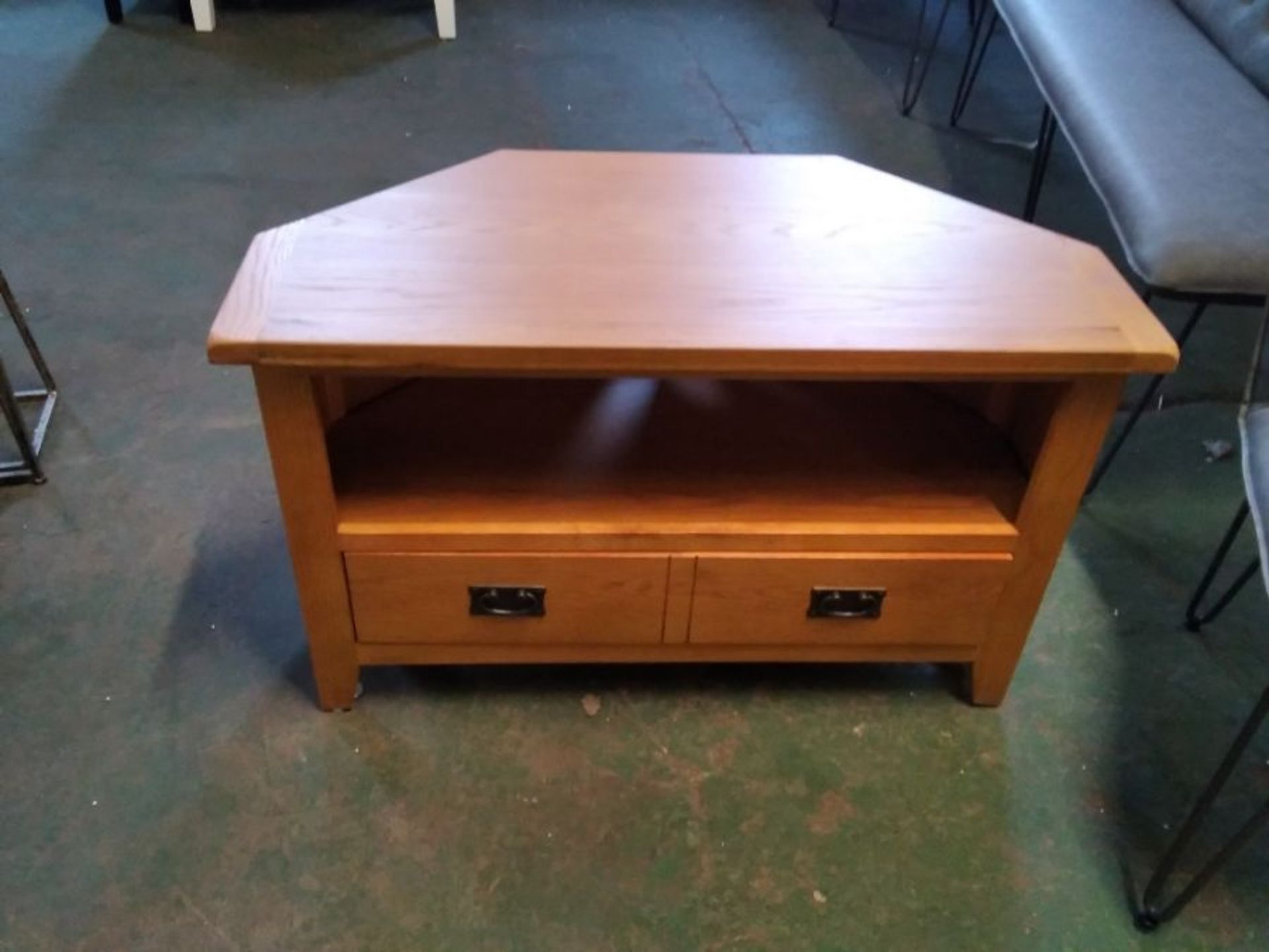 CHESTER OAK CORNER TV UNIT (DAMAGED)