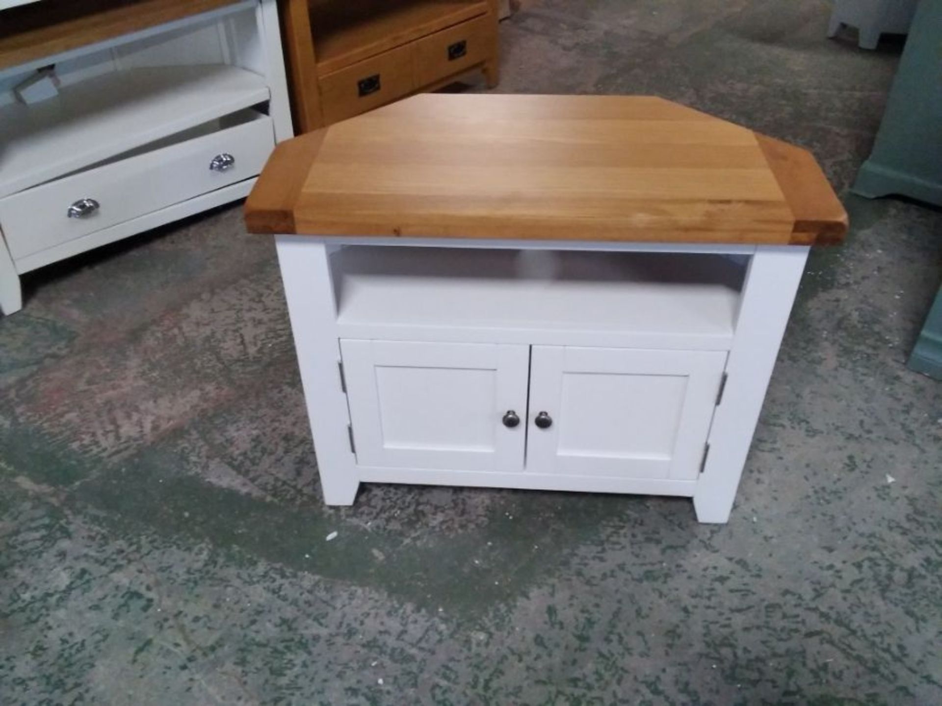 HAMPSHIRE WHITE PAINTED AND OAK CORNER TV UNIT (LO