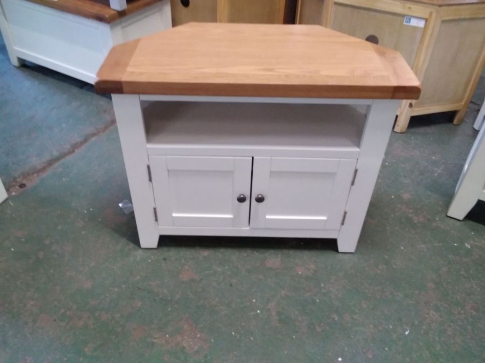 HAMPSHIRE WHITE PAINTED AND OAK CORNER TV UNIT