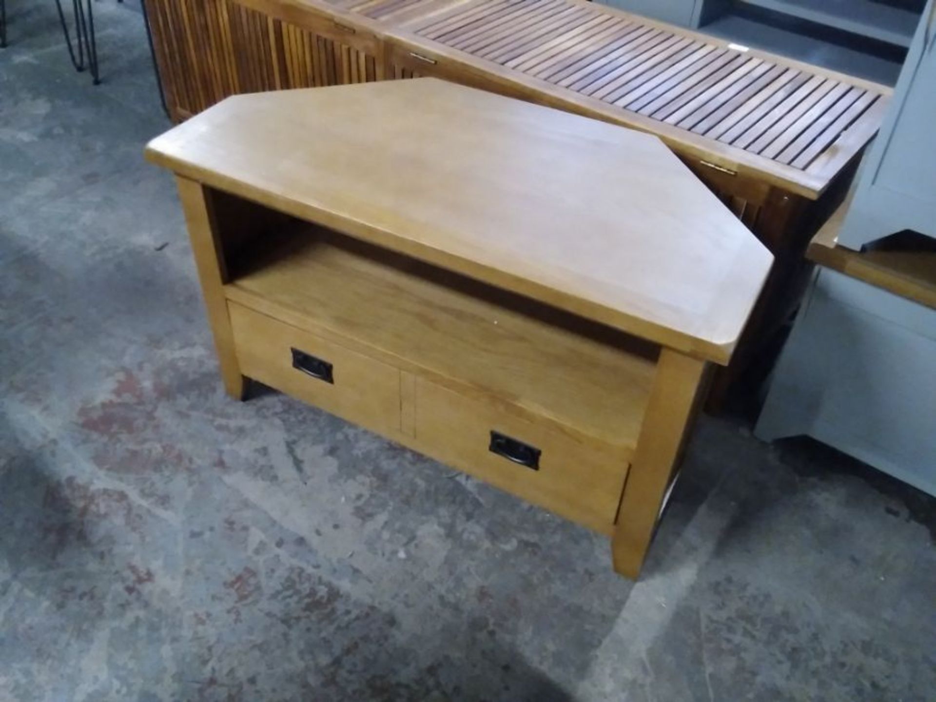 CHESTER OAK CORNER TV UNIT (DAMAGED)