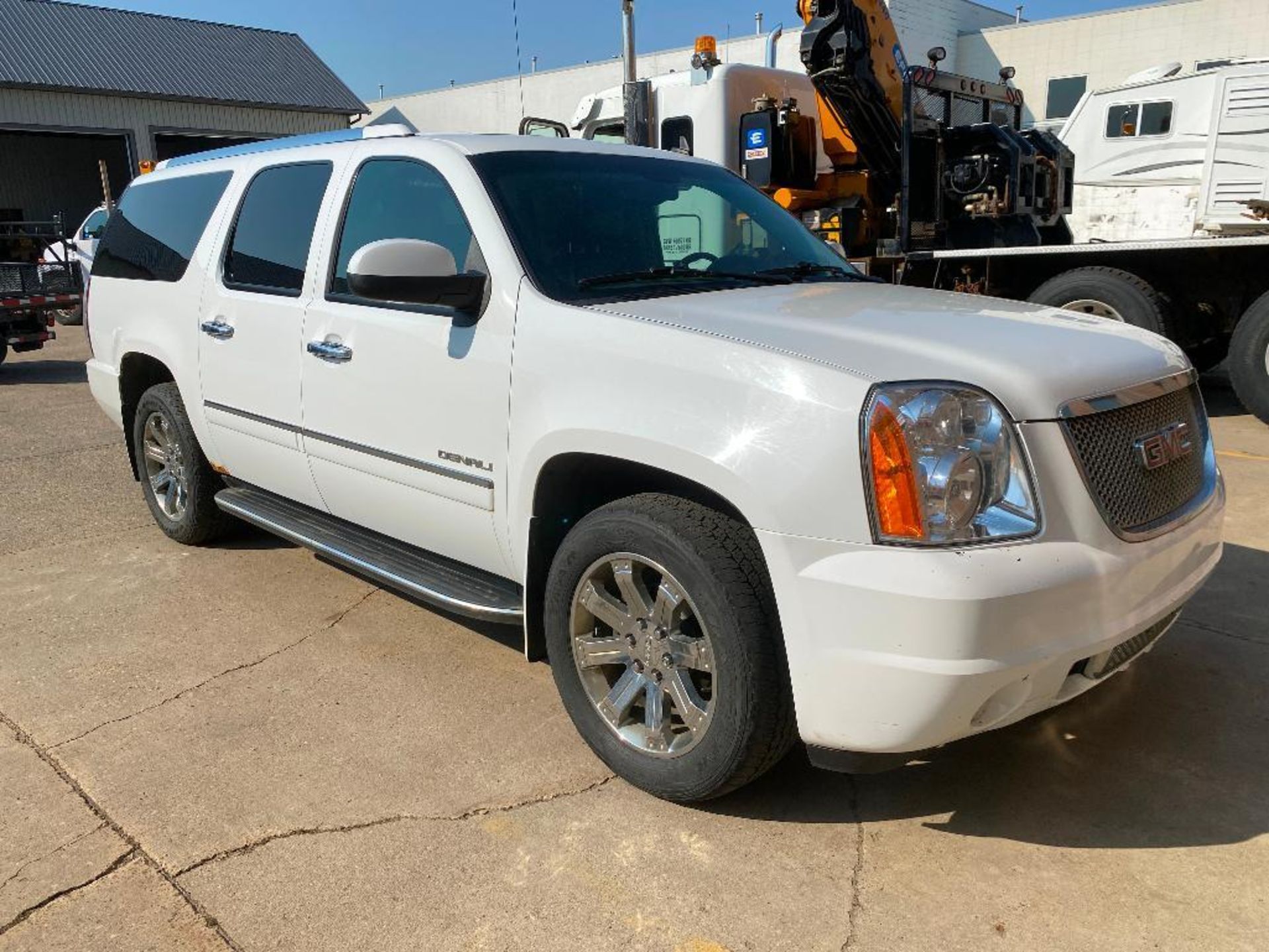 2010 GMC Yukon Denali XL 4X4 VIN #: 1GKUKMEF0AR100570 - Image 2 of 15