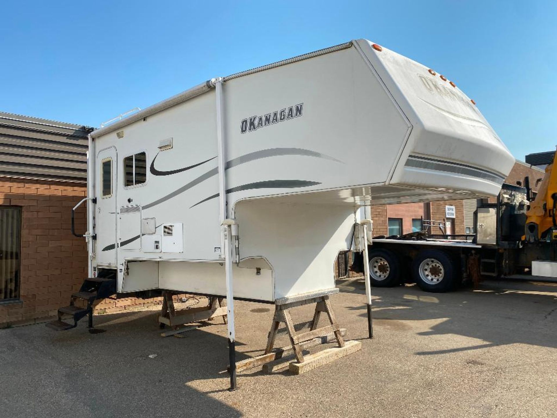 2007 Okanagan 117DBL Truck Camper - Image 2 of 10