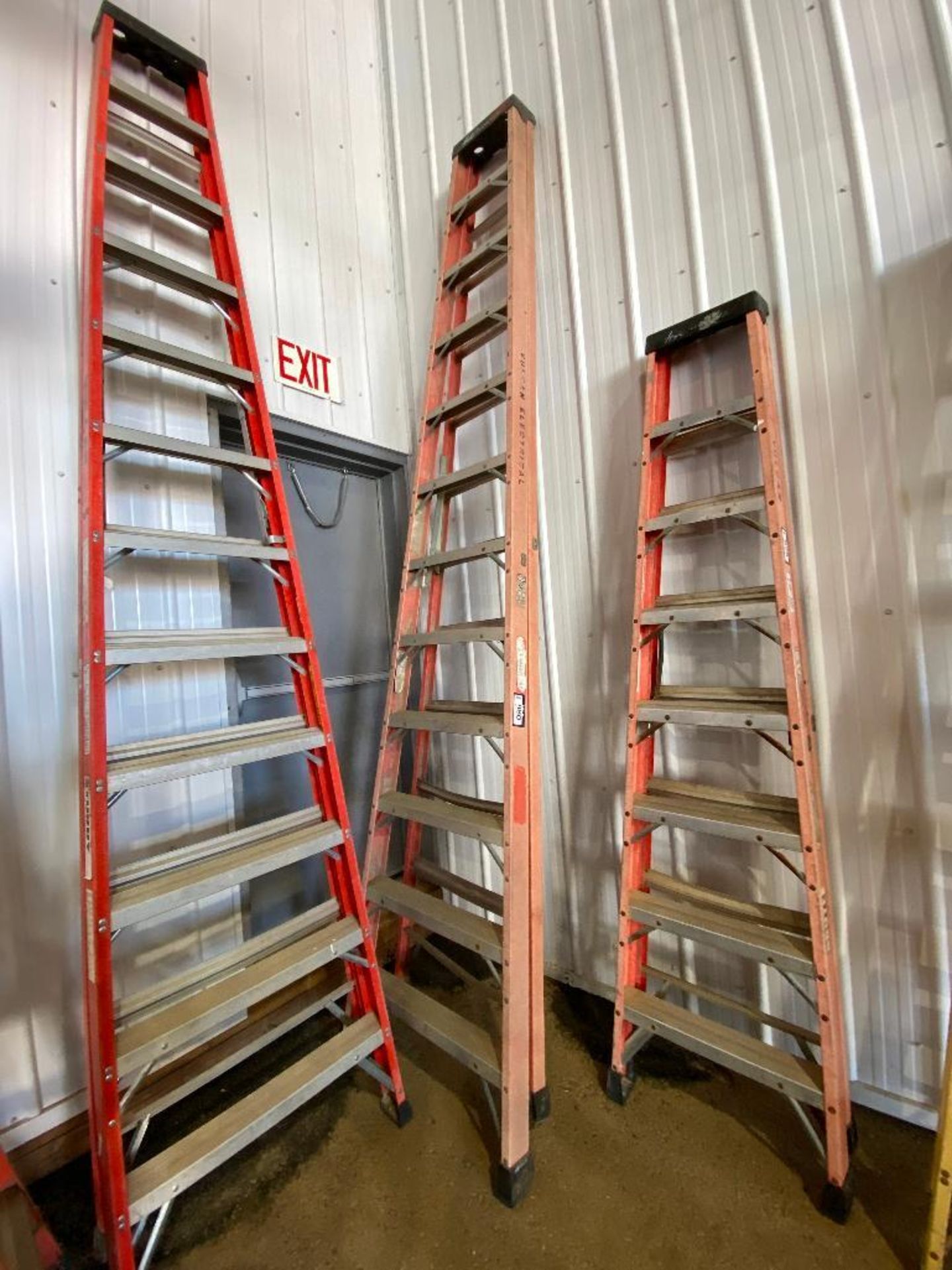 12' Louisville Fiberglass Step Ladder - Image 2 of 2
