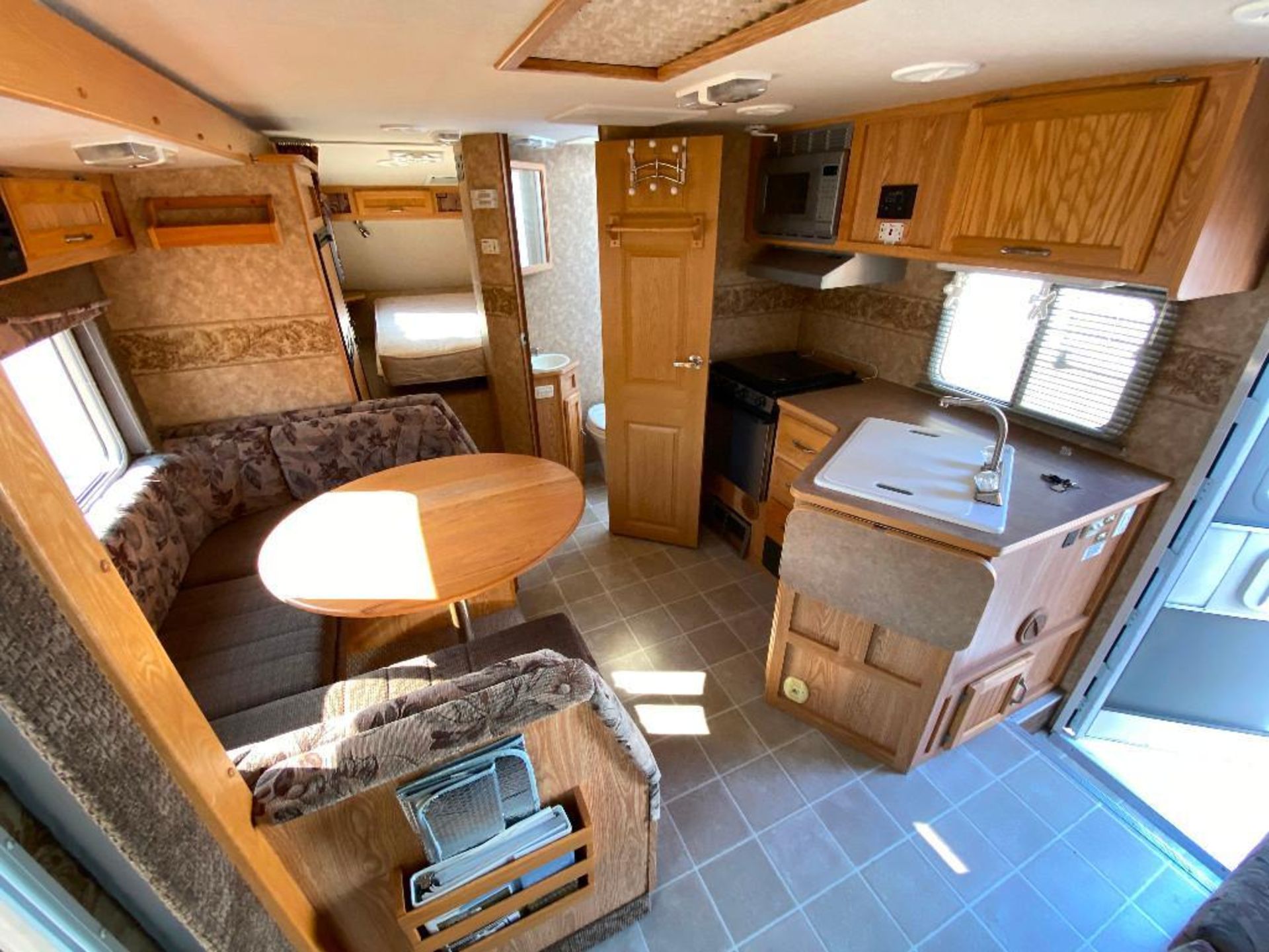 2007 Okanagan 117DBL Truck Camper - Image 8 of 10