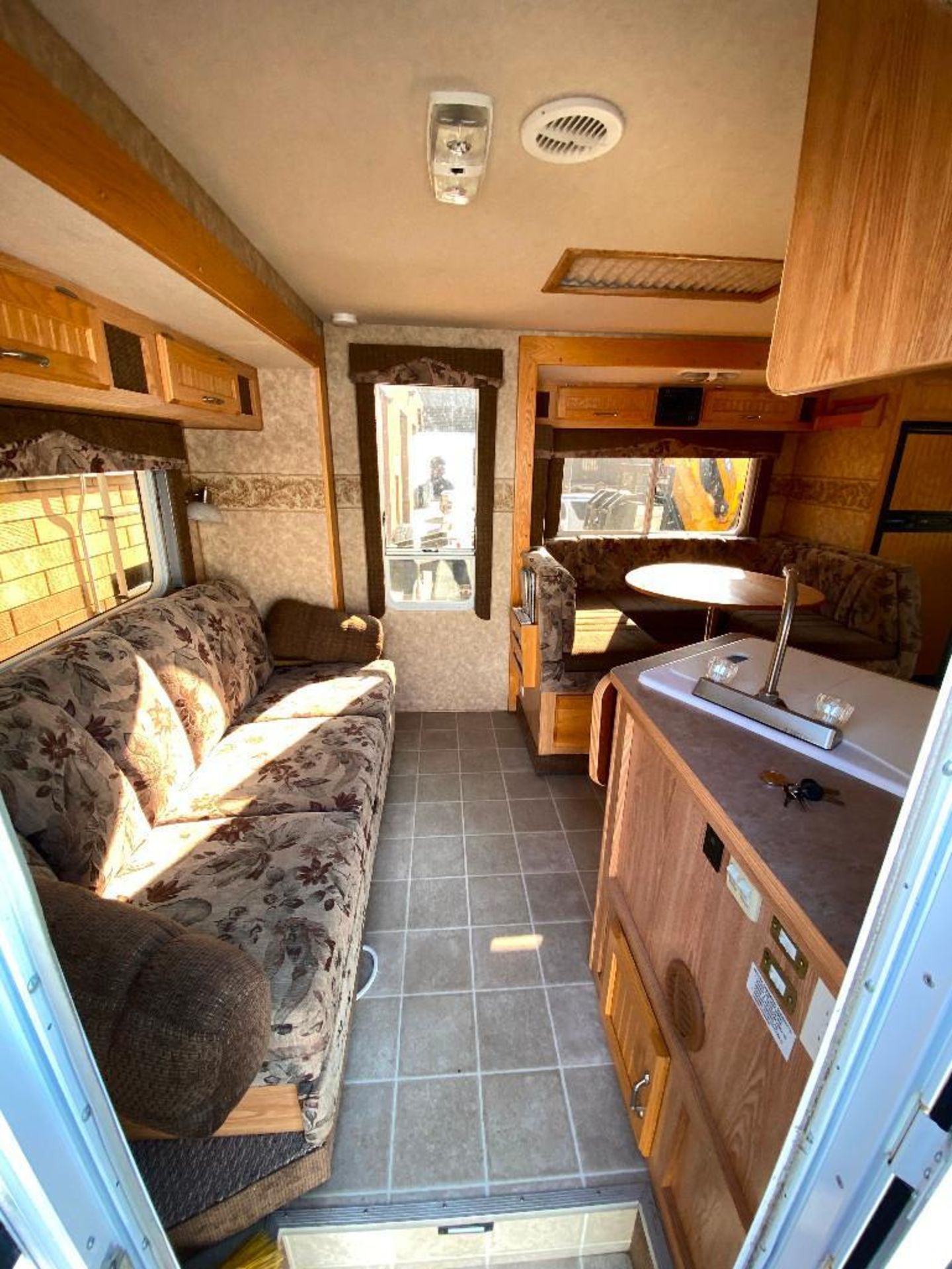 2007 Okanagan 117DBL Truck Camper - Image 7 of 10