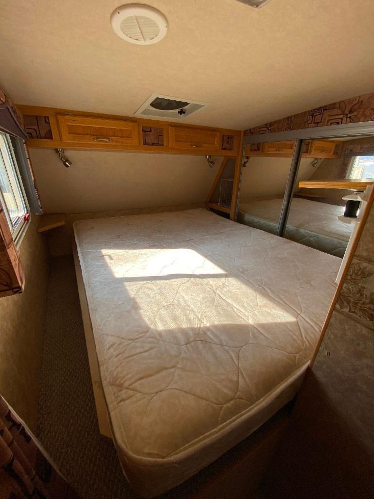 2007 Okanagan 117DBL Truck Camper - Image 10 of 10