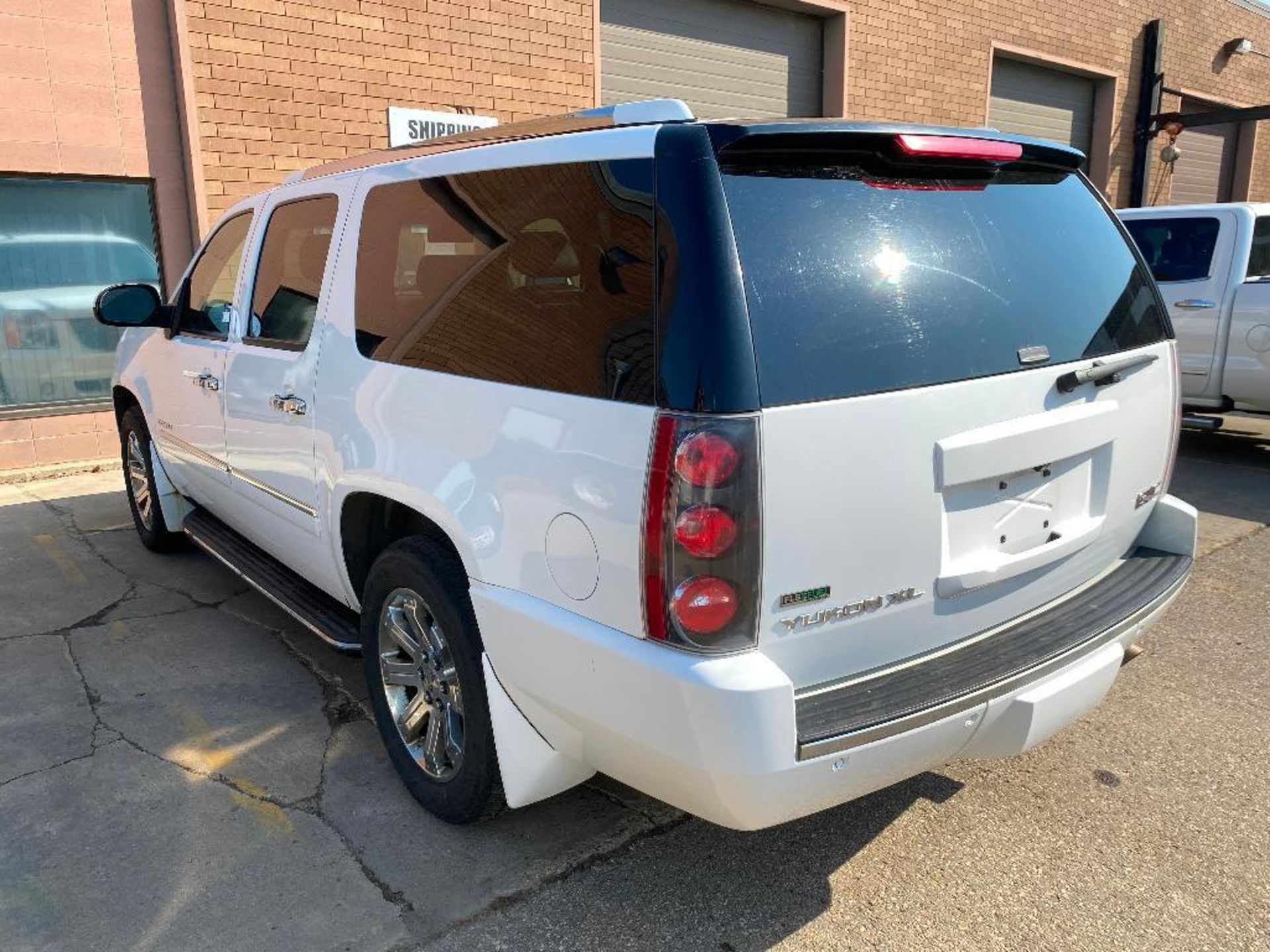 2010 GMC Yukon Denali XL 4X4 VIN #: 1GKUKMEF0AR100570 - Image 4 of 15