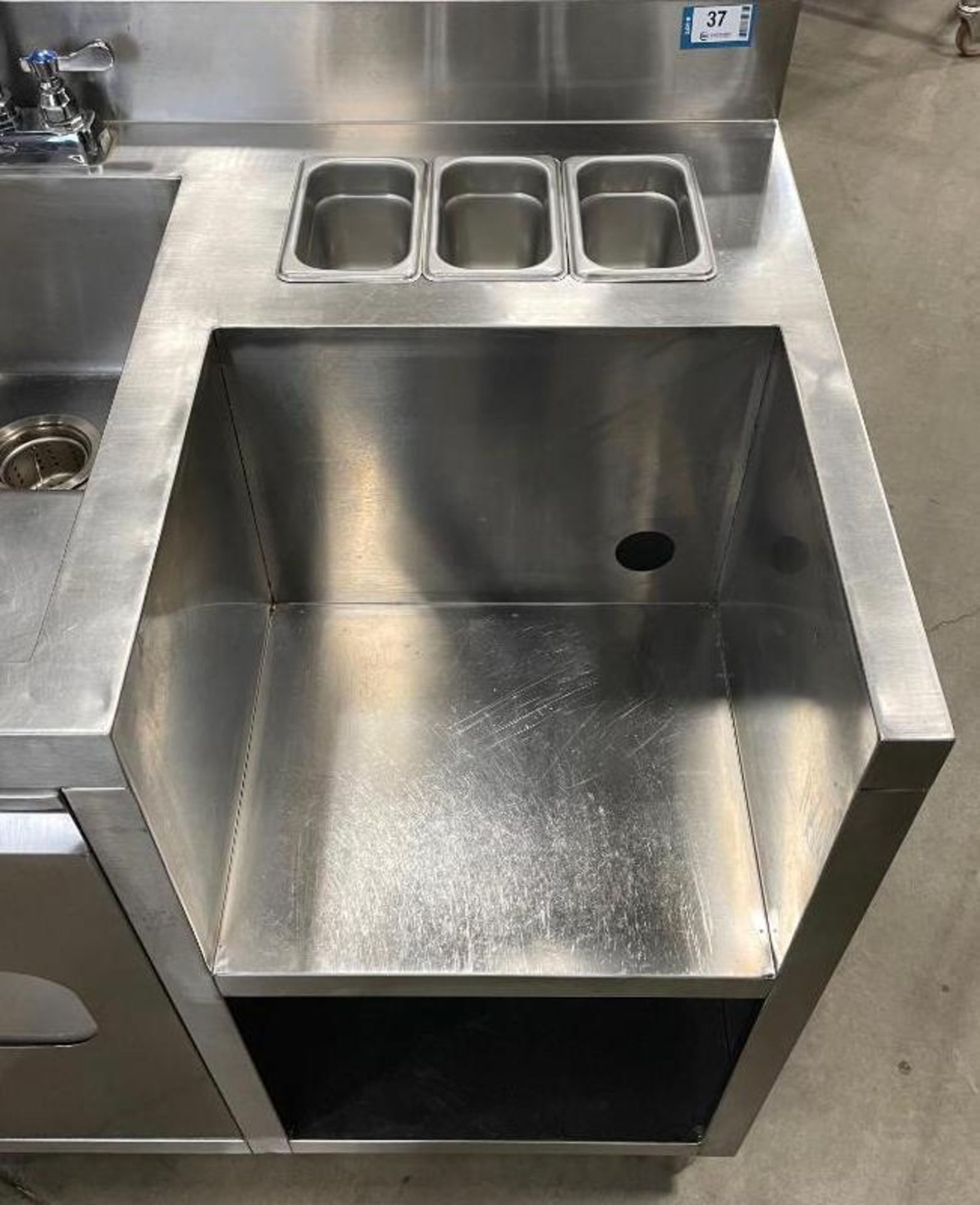 STAINLESS STEEL BEVERAGE TABLE WITH SINK, GLASS WASHER AND CUTTING BOARD - Image 5 of 14