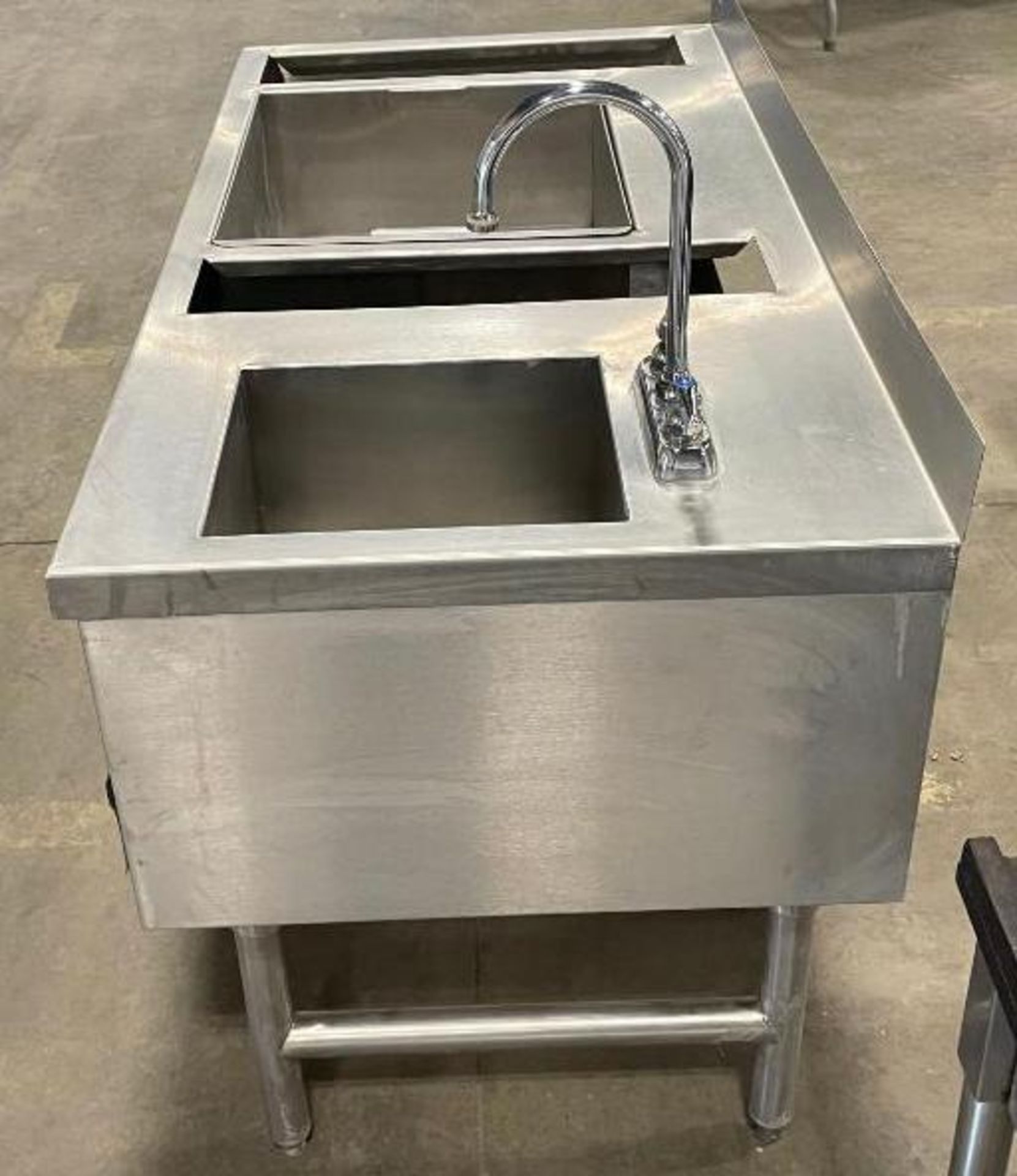 STAINLESS STEEL UNDERBAR WORKSTATION WITH ICE BIN AND SINK - Image 6 of 10