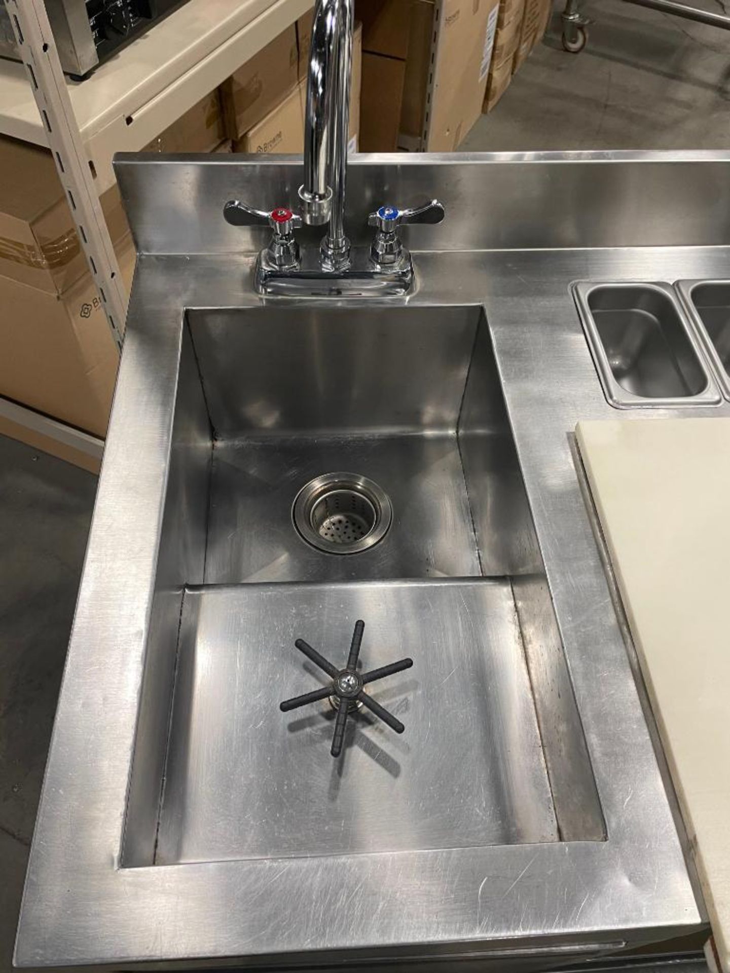 STAINLESS STEEL BEVERAGE TABLE WITH SINK, GLASS WASHER AND CUTTING BOARD - Image 3 of 14
