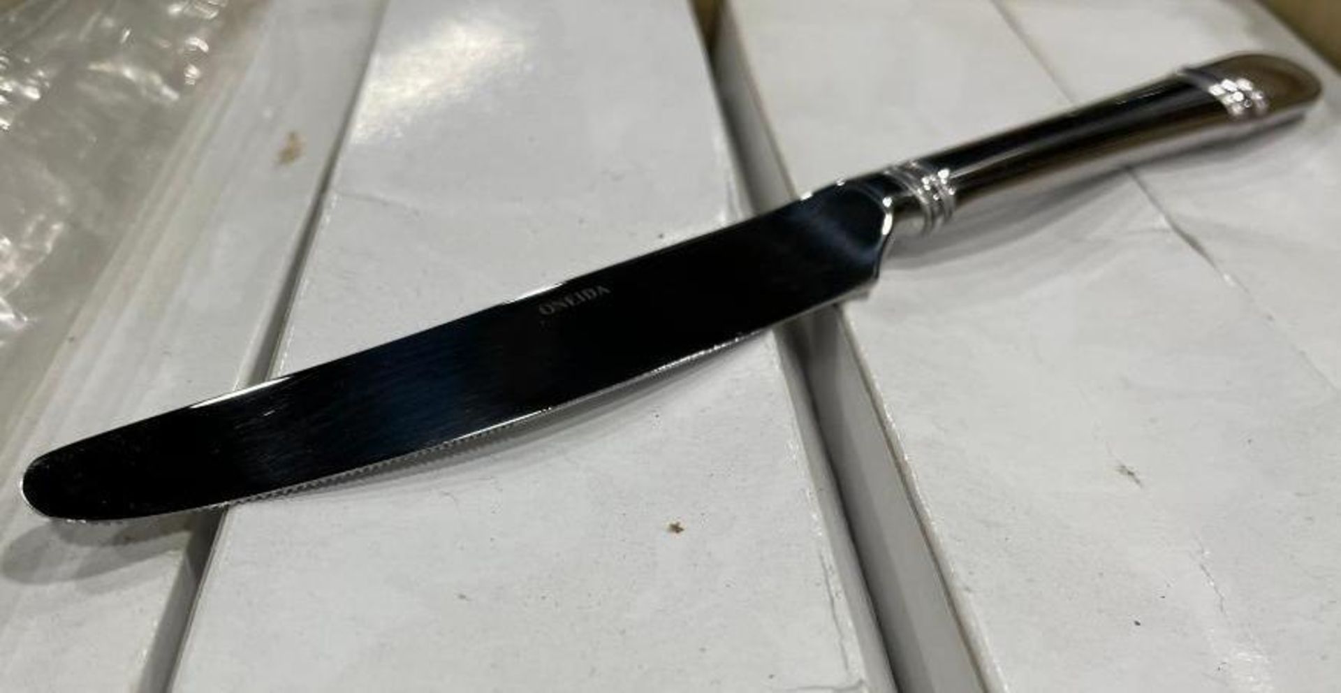 NEW (12) DOZEN OF ONEIDA T119 KPTF ASTRAGAL TABLE KNIFE, 18/10 STAINLESS STEEL - 9-3/8" - Image 3 of 3