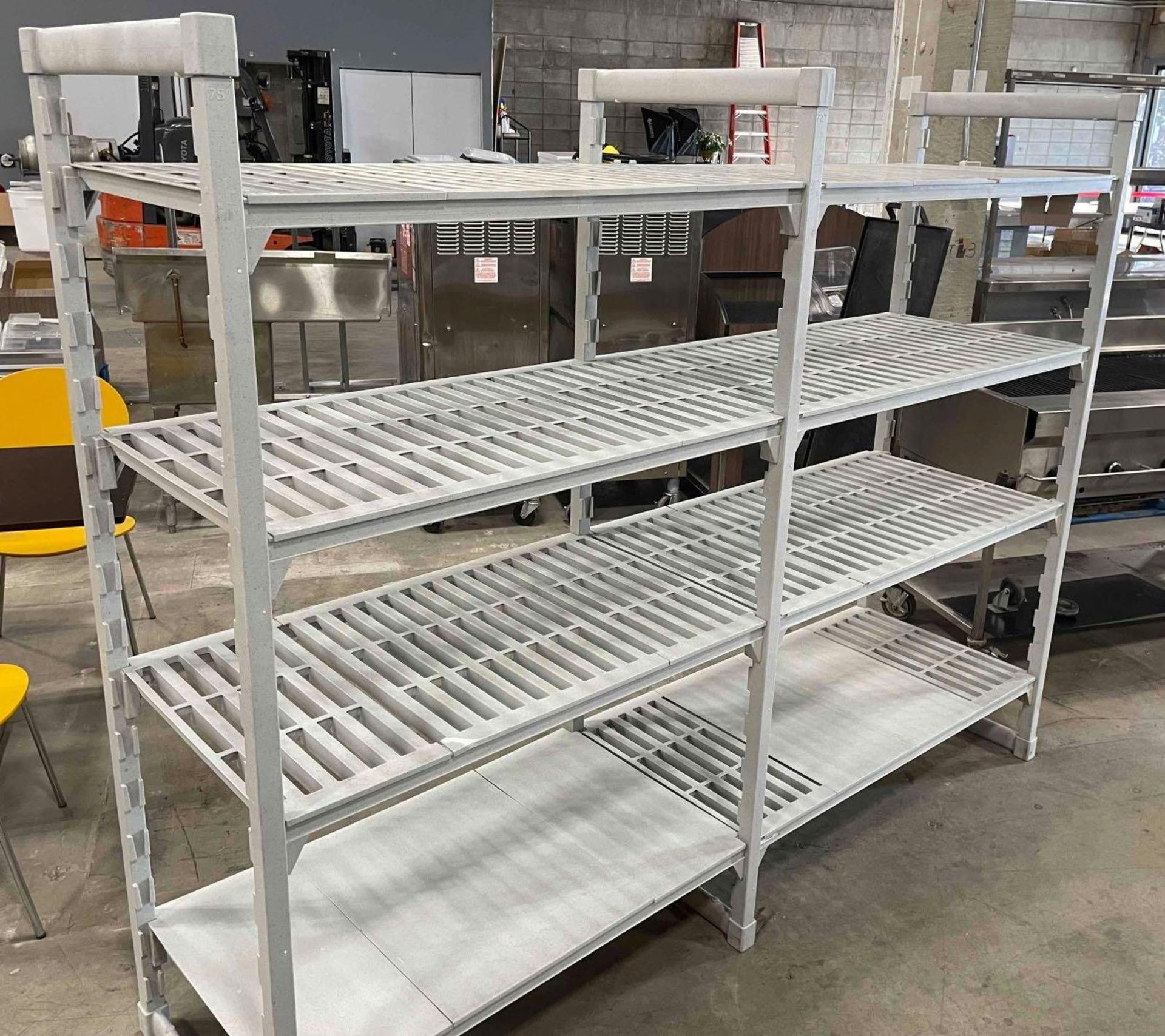 CAMBRO CAMSHELVING UNIT WITH VENTED SHELVES - Image 4 of 7