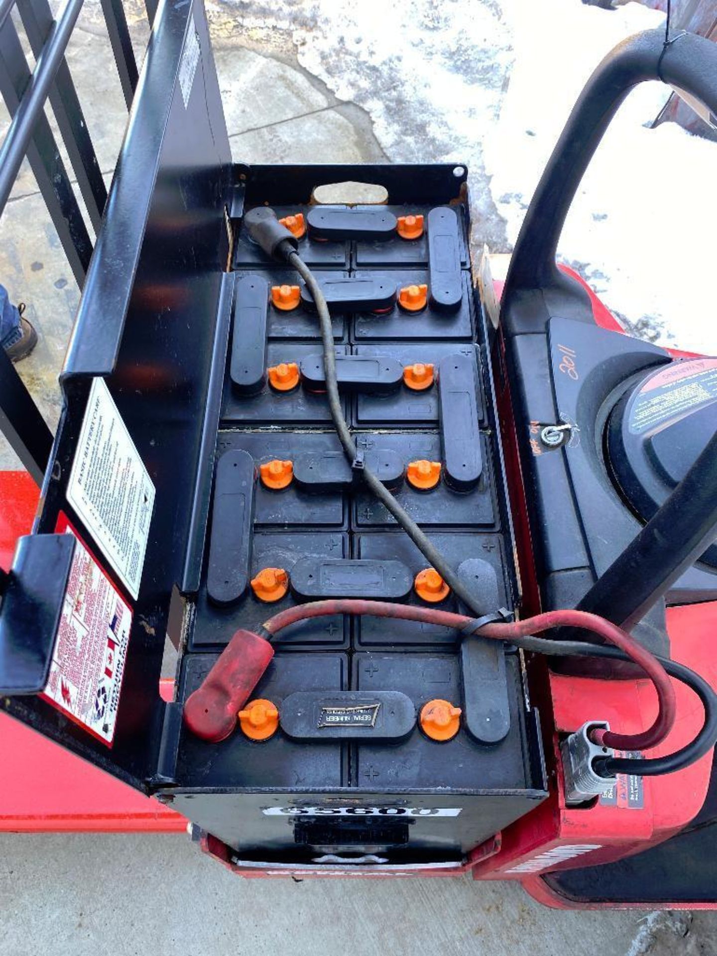 Raymond 8400 Electric Power Jack, 6,000lb. Capacity, 24V, 750Ah, 9,544hrs Showing - Image 7 of 8