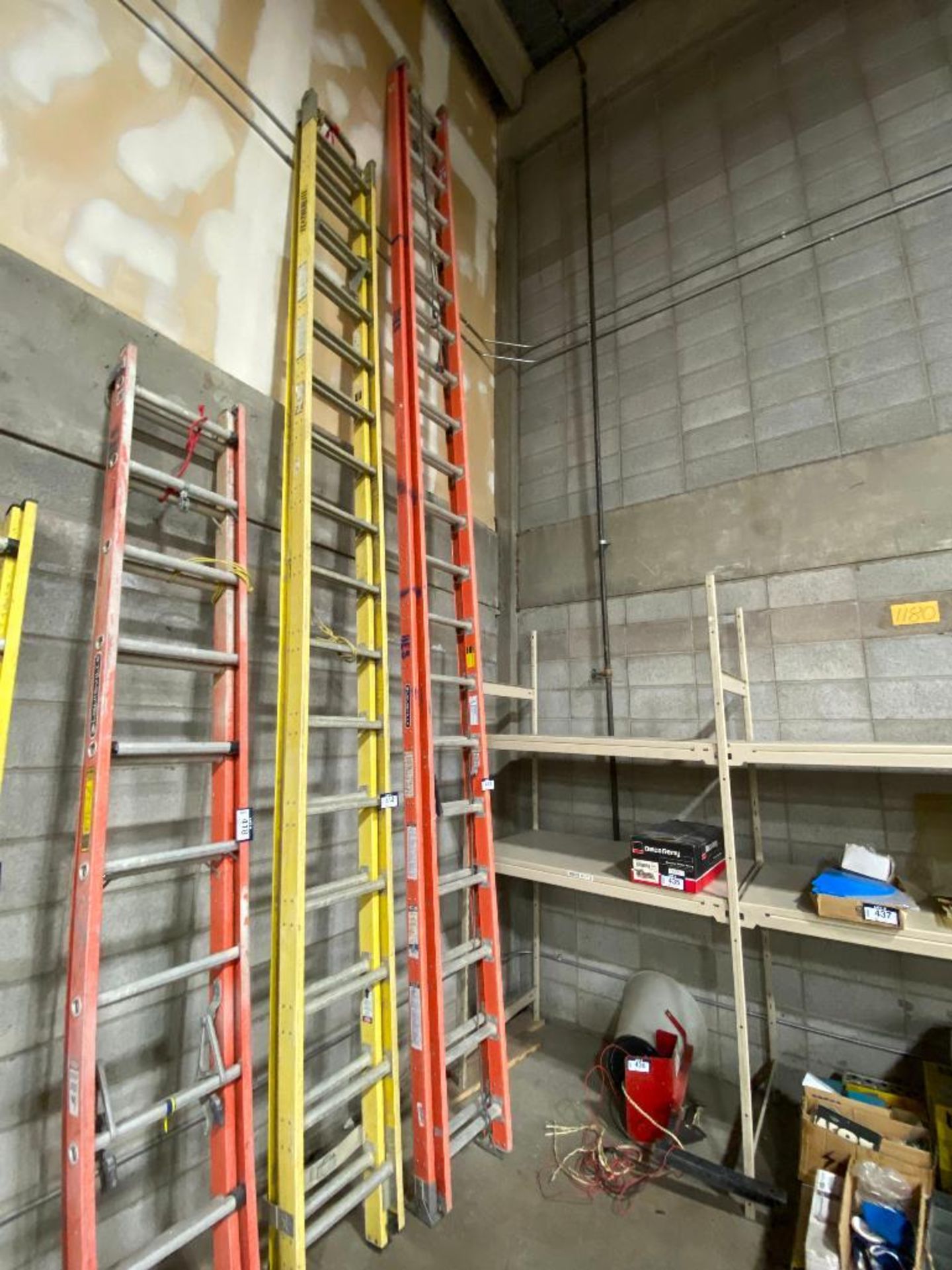 Louisville 40' Fiberglass Extension Ladder - Image 2 of 3