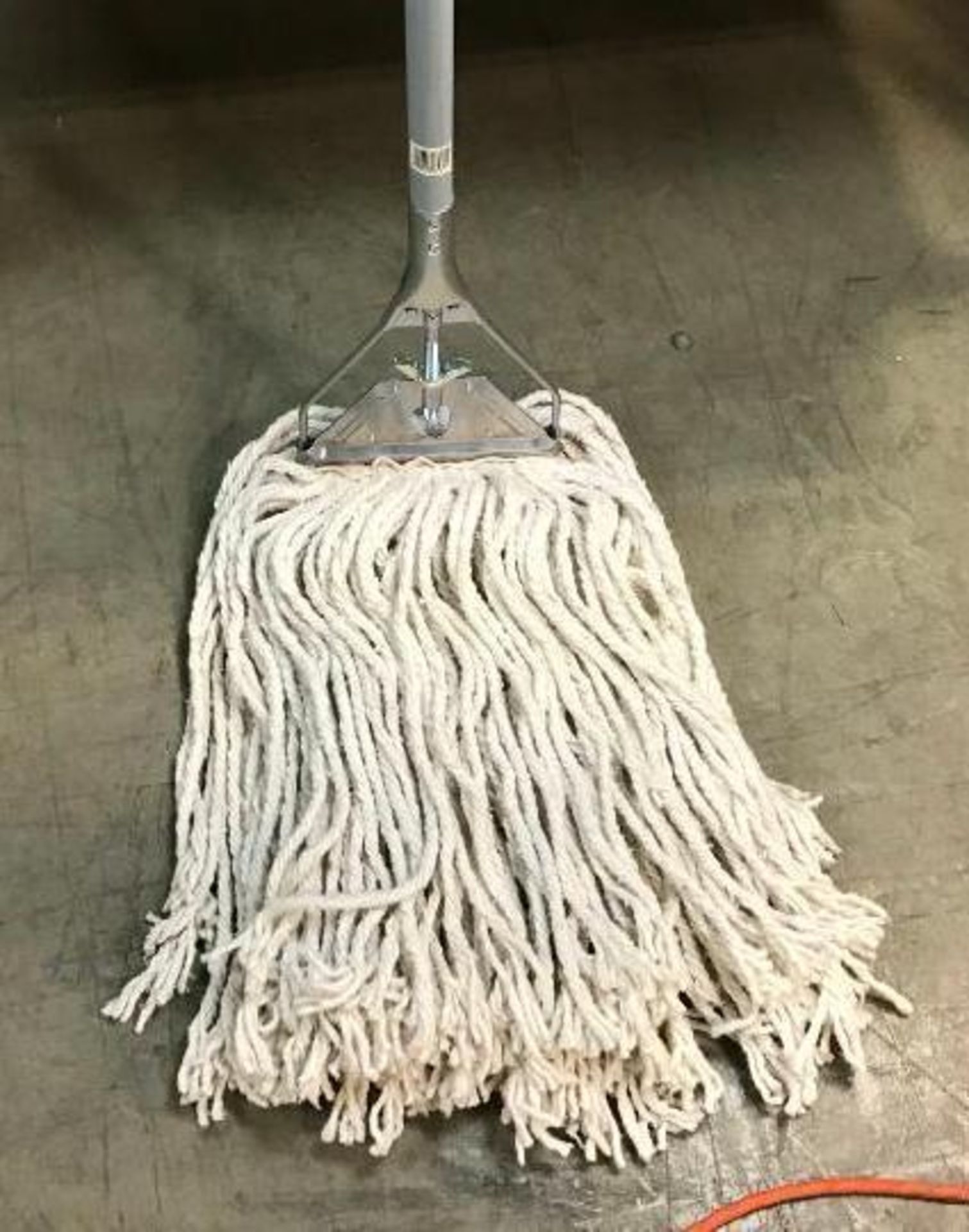60" METAL HANDLE MOP WITH QUICK RELEASE HEAD - Image 3 of 3