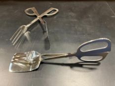 LOT OF (2) STAINLESS STEEL SALAD/SERVING TONGS