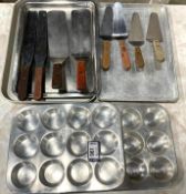 (3) ASSORTED STAINLESS STEEL TRAYS, (1) MUFFIN TIN & ASSORTED PIE SERVERS
