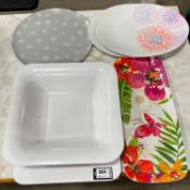 LOT OF ASSORTED PLASTIC SERVING TRAYS