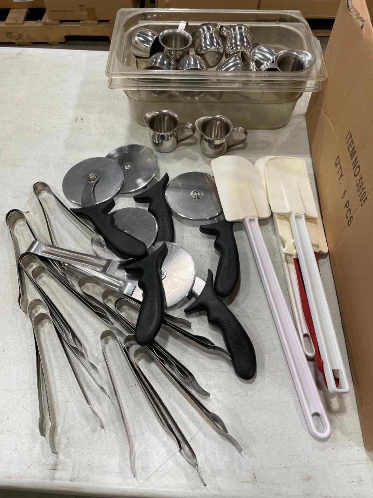 LOT OF ASSORTED KITCHEN ITEMS INCLUDING: NAPKIN DISPENSER, PIZZA CUTTERS, STAINLESS STEEL TONGS, ETC - Image 2 of 4