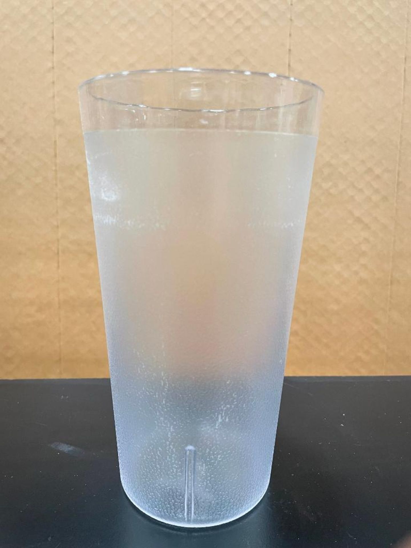 32 OZ PLASTIC STACKABLE CLEAR TUMBLERS - LOT OF 119 - NEW - Image 5 of 5